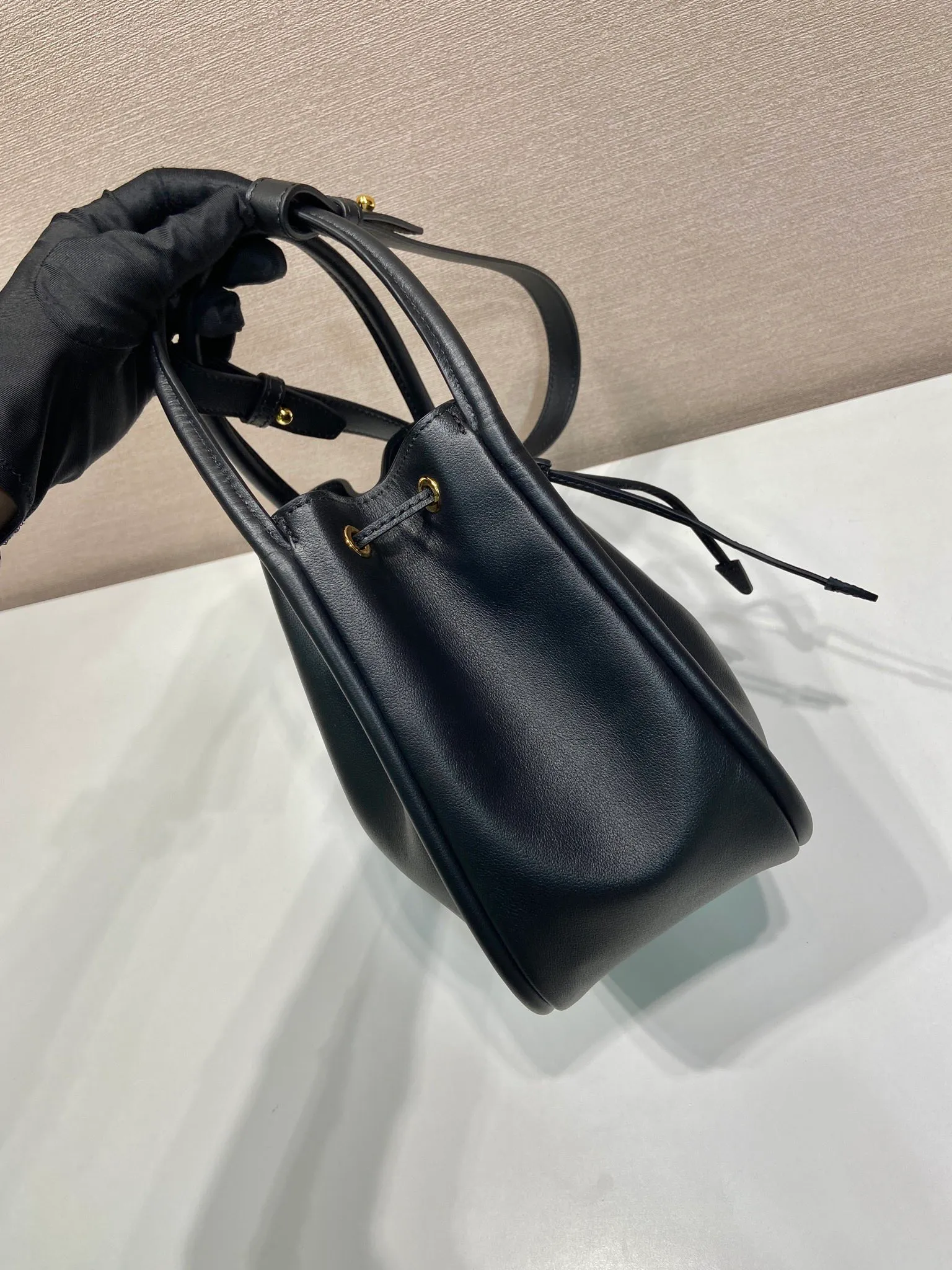 💰1520🎉New bucket bag🎉1BE087🎉🎉 This bucket bag is made of imported calfskin and equipped with a detachable long shoulder strap, which can be carried in various ways. It can be carried by hand or shoulder strap. The bag mouth is designed with a drawstring. It is highly functional and perfect. It has a large space and the upper body effect is beautiful and fashionable. Baby, hurry up and get it🎉🎉 Length 22x Height 21x Bottom 10.5cm🎉🎉🎉💰💰💰