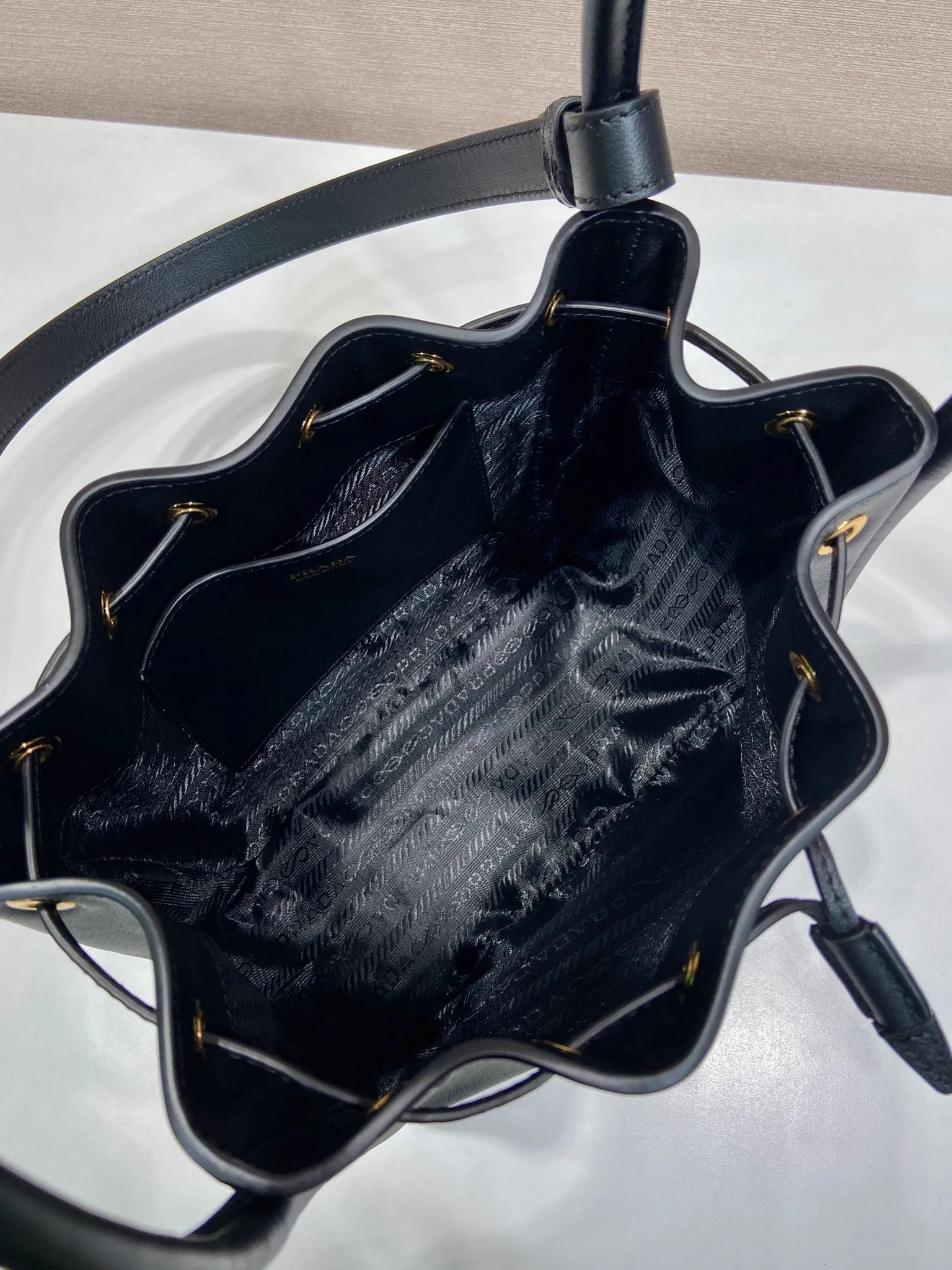 💰1520🎉New bucket bag🎉1BE087🎉🎉 This bucket bag is made of imported calfskin and equipped with a detachable long shoulder strap, which can be carried in various ways. It can be carried by hand or shoulder strap. The bag mouth is designed with a drawstring. It is highly functional and perfect. It has a large space and the upper body effect is beautiful and fashionable. Baby, hurry up and get it🎉🎉 Length 22x Height 21x Bottom 10.5cm🎉🎉🎉💰💰💰