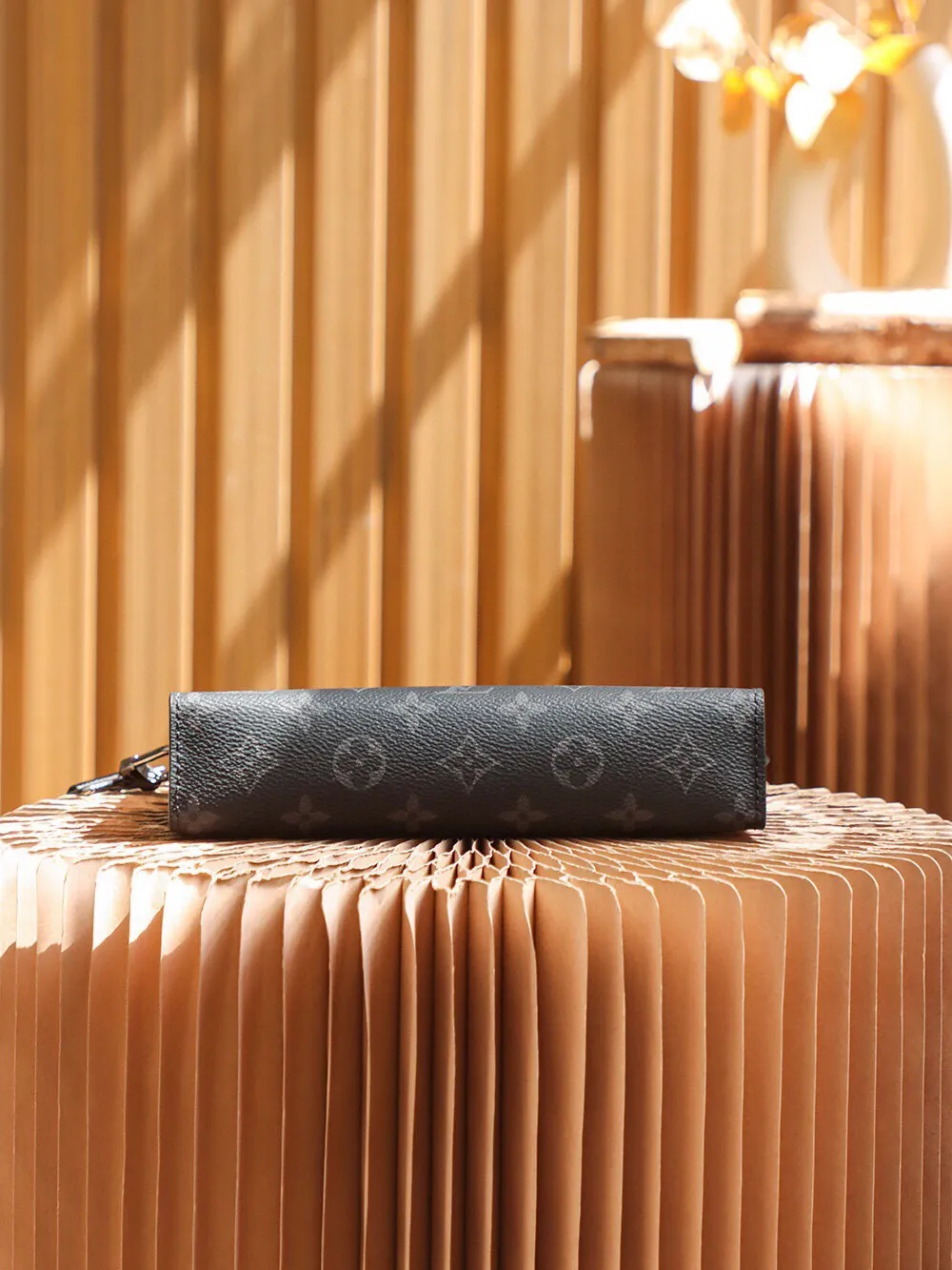 P¥560👉nfc163C01 dynamic chip version👈[All steel hardware. Top-notch inspection-free] Really developed details M81124 black flower The design of this Gaston wearable wallet is inspired by House's Pochette Voyage. Made of Monogram Eclipse Reverse canvas, it has a removable and adjustable textile strap with a removable card holder attached to it, ideal for contactless payments or commuter cards. The Gaston is the perfect size for everyday essentials such as smartphones Dimensions: 22.0 x 14.5 x 4.5 cm (L x H x W)