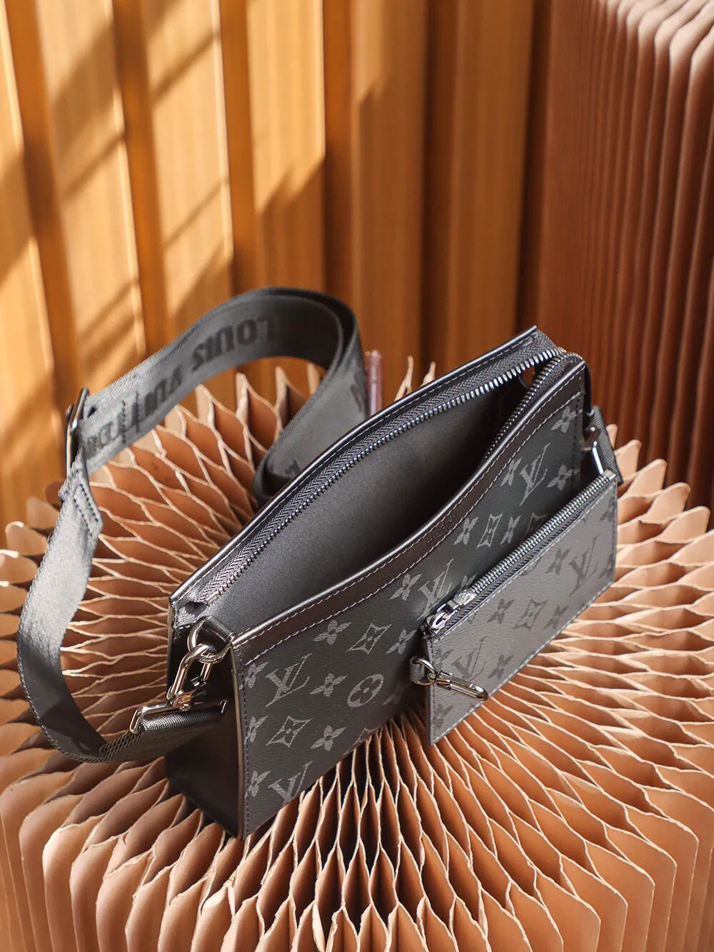 P¥560👉nfc163C01 dynamic chip version👈[All steel hardware. Top-notch inspection-free] Really developed details M81124 black flower The design of this Gaston wearable wallet is inspired by House's Pochette Voyage. Made of Monogram Eclipse Reverse canvas, it has a removable and adjustable textile strap with a removable card holder attached to it, ideal for contactless payments or commuter cards. The Gaston is the perfect size for everyday essentials such as smartphones Dimensions: 22.0 x 14.5 x 4.5 cm (L x H x W)