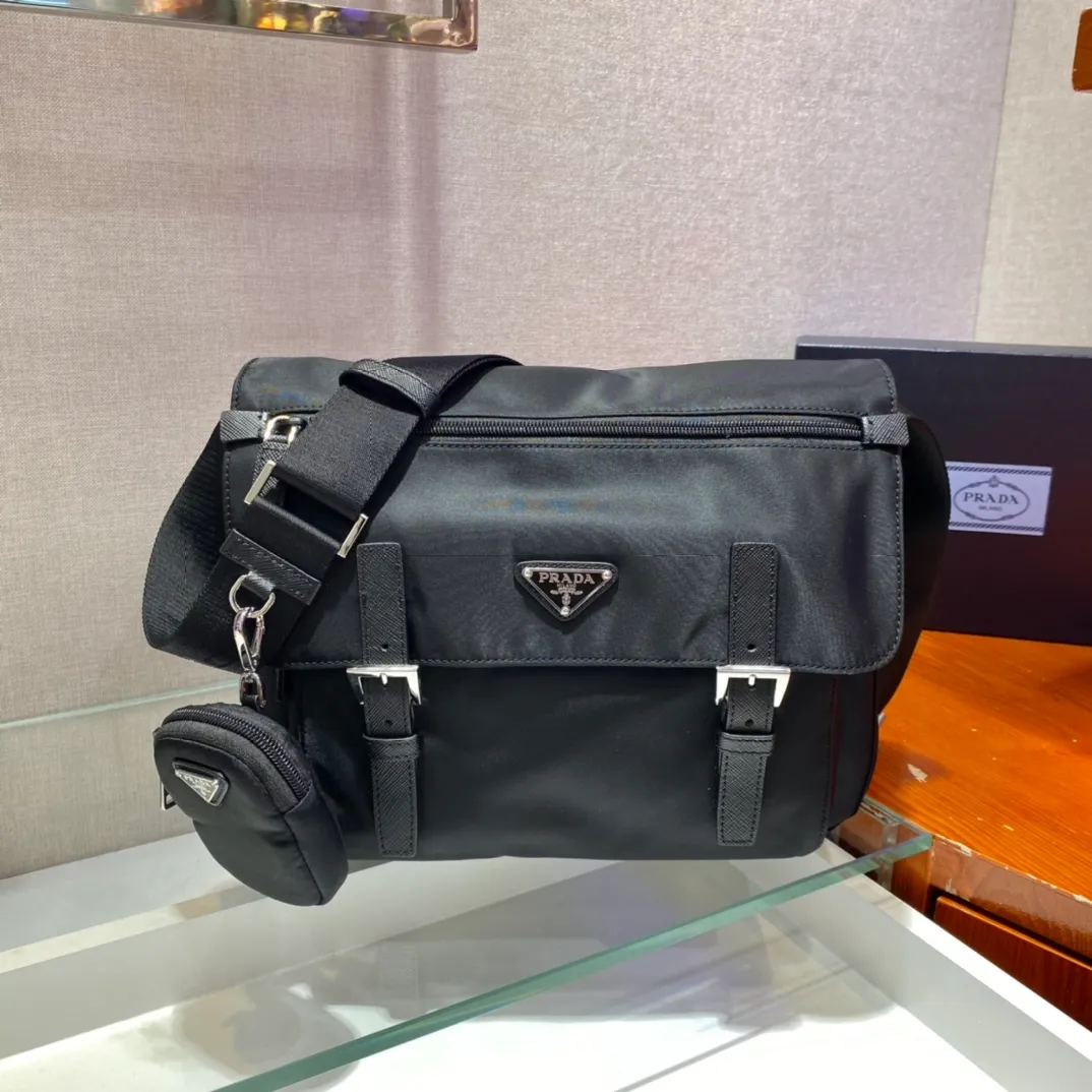 💰1260🎉Upgraded messenger bag🎉1BD671🎉🎉 This messenger bag is embellished with Saffiano leather details. Decorated with logo and steel hardware triangle elements, it is equipped with an adjustable fabric shoulder strap and a detachable small bag on the shoulder strap. I really love it😘😘The capacity is very large and the upper body effect is great. Get it now👏👏Another popular style that will never go out of style🎉🎉 Length 30x Height 25x Bottom 12cm🎉🎉🎉💰💰💰💰