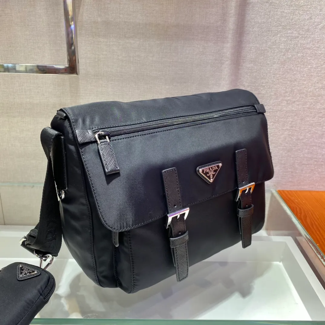 💰1260🎉Upgraded messenger bag🎉1BD671🎉🎉 This messenger bag is embellished with Saffiano leather details. Decorated with logo and steel hardware triangle elements, it is equipped with an adjustable fabric shoulder strap and a detachable small bag on the shoulder strap. I really love it😘😘The capacity is very large and the upper body effect is great. Get it now👏👏Another popular style that will never go out of style🎉🎉 Length 30x Height 25x Bottom 12cm🎉🎉🎉💰💰💰💰