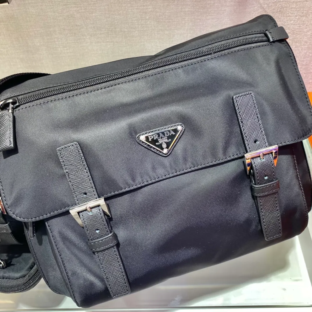 💰1260🎉Upgraded messenger bag🎉1BD671🎉🎉 This messenger bag is embellished with Saffiano leather details. Decorated with logo and steel hardware triangle elements, it is equipped with an adjustable fabric shoulder strap and a detachable small bag on the shoulder strap. I really love it😘😘The capacity is very large and the upper body effect is great. Get it now👏👏Another popular style that will never go out of style🎉🎉 Length 30x Height 25x Bottom 12cm🎉🎉🎉💰💰💰💰