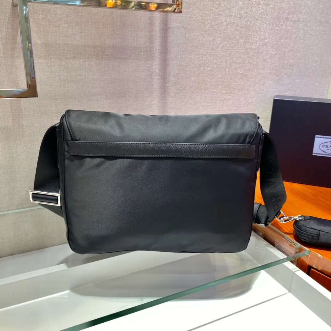 💰1260🎉Upgraded messenger bag🎉1BD671🎉🎉 This messenger bag is embellished with Saffiano leather details. Decorated with logo and steel hardware triangle elements, it is equipped with an adjustable fabric shoulder strap and a detachable small bag on the shoulder strap. I really love it😘😘The capacity is very large and the upper body effect is great. Get it now👏👏Another popular style that will never go out of style🎉🎉 Length 30x Height 25x Bottom 12cm🎉🎉🎉💰💰💰💰