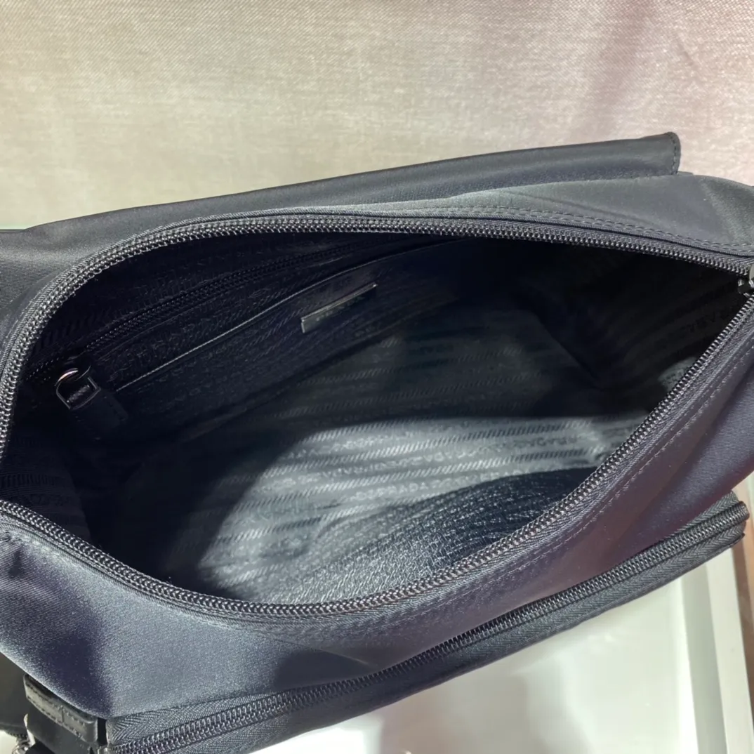💰1260🎉Upgraded messenger bag🎉1BD671🎉🎉 This messenger bag is embellished with Saffiano leather details. Decorated with logo and steel hardware triangle elements, it is equipped with an adjustable fabric shoulder strap and a detachable small bag on the shoulder strap. I really love it😘😘The capacity is very large and the upper body effect is great. Get it now👏👏Another popular style that will never go out of style🎉🎉 Length 30x Height 25x Bottom 12cm🎉🎉🎉💰💰💰💰