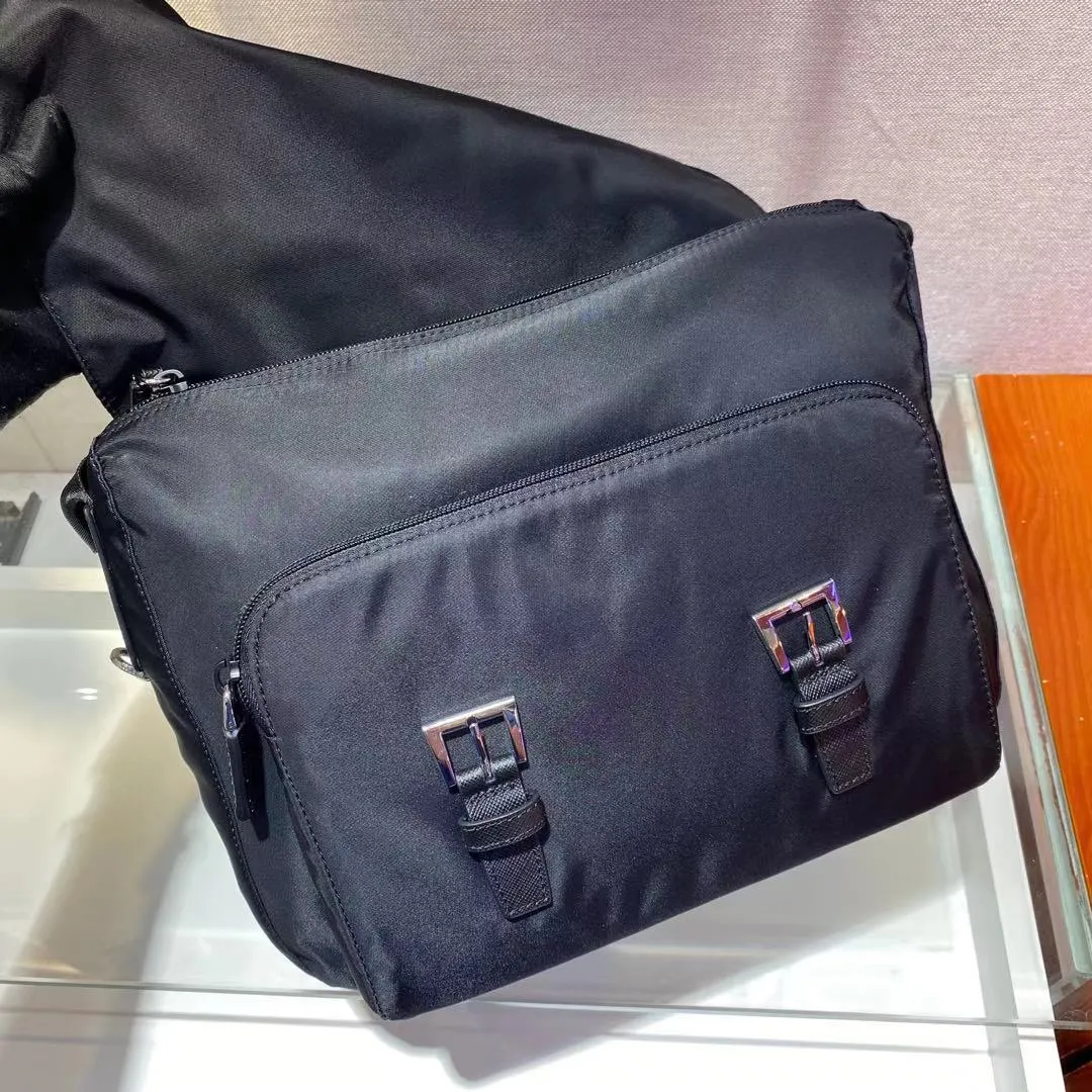 💰1260🎉Upgraded messenger bag🎉1BD671🎉🎉 This messenger bag is embellished with Saffiano leather details. Decorated with logo and steel hardware triangle elements, it is equipped with an adjustable fabric shoulder strap and a detachable small bag on the shoulder strap. I really love it😘😘The capacity is very large and the upper body effect is great. Get it now👏👏Another popular style that will never go out of style🎉🎉 Length 30x Height 25x Bottom 12cm🎉🎉🎉💰💰💰💰
