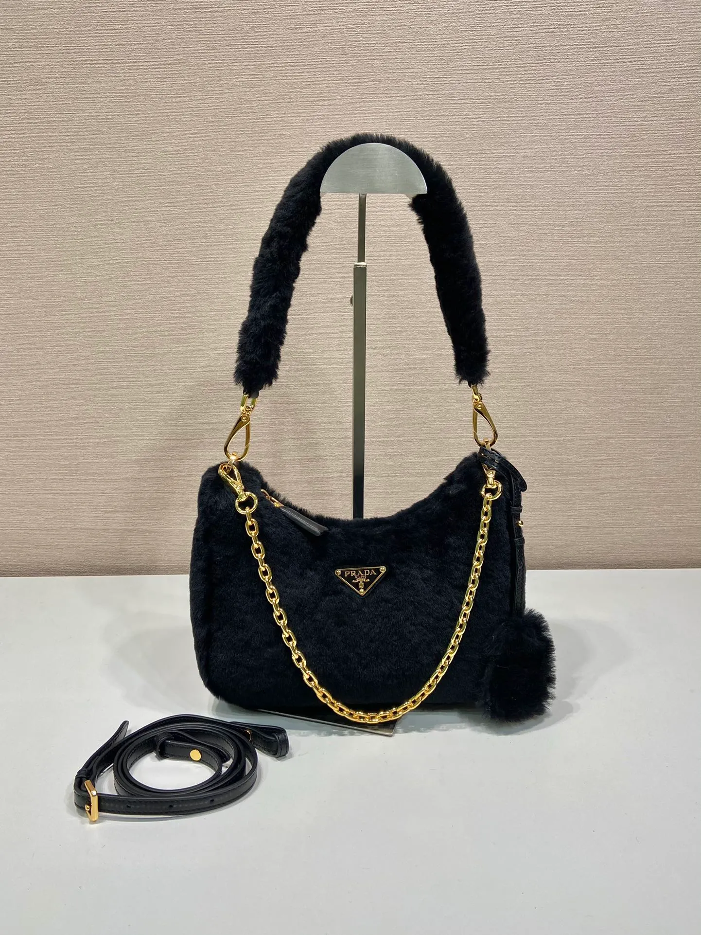 💰1520🎉Hobo fur bag🎉1Bc204 new goat hair🎉🎉 This Hobo fur bag is made of imported goats and is equipped with a detachable fur shoulder strap and chain. It adds a touch of sexiness under the armpit bag and is also equipped with a detachable long shoulder strap. Babies who like sportsexy can carry it cross-body and continue to create a concave shape easily. It is highly functional. What I love most is that there is a small pendant hanging on the shoulder strap. So beautiful🎉🎉 A must-have in winter, I love it for babies. Get it now. Length 23x Height 17x Bottom 8cm🎉🎉🎉