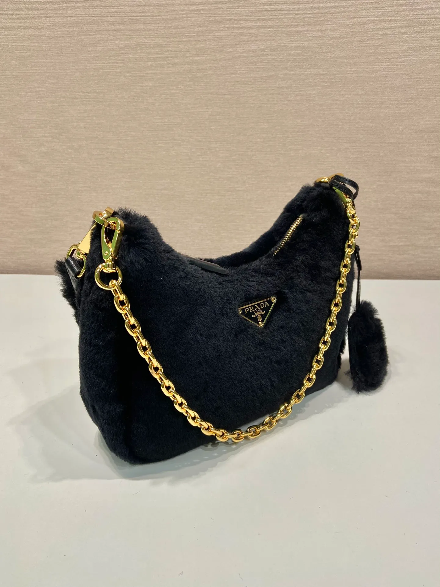 💰1520🎉Hobo fur bag🎉1Bc204 new goat hair🎉🎉 This Hobo fur bag is made of imported goats and is equipped with a detachable fur shoulder strap and chain. It adds a touch of sexiness under the armpit bag and is also equipped with a detachable long shoulder strap. Babies who like sportsexy can carry it cross-body and continue to create a concave shape easily. It is highly functional. What I love most is that there is a small pendant hanging on the shoulder strap. So beautiful🎉🎉 A must-have in winter, I love it for babies. Get it now. Length 23x Height 17x Bottom 8cm🎉🎉🎉