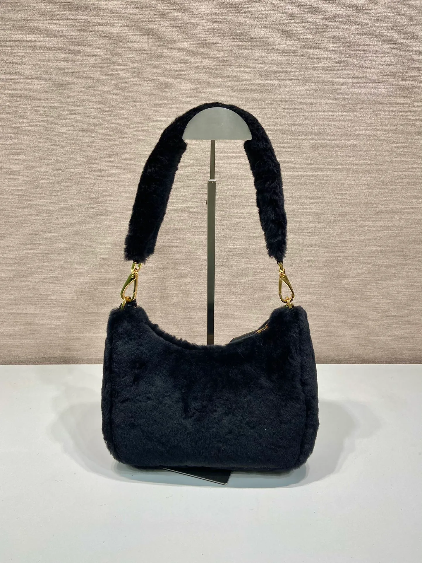 💰1520🎉Hobo fur bag🎉1Bc204 new goat hair🎉🎉 This Hobo fur bag is made of imported goats and is equipped with a detachable fur shoulder strap and chain. It adds a touch of sexiness under the armpit bag and is also equipped with a detachable long shoulder strap. Babies who like sportsexy can carry it cross-body and continue to create a concave shape easily. It is highly functional. What I love most is that there is a small pendant hanging on the shoulder strap. So beautiful🎉🎉 A must-have in winter, I love it for babies. Get it now. Length 23x Height 17x Bottom 8cm🎉🎉🎉
