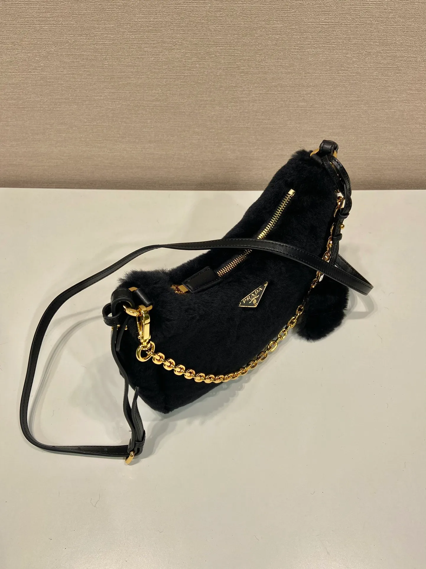 💰1520🎉Hobo fur bag🎉1Bc204 new goat hair🎉🎉 This Hobo fur bag is made of imported goats and is equipped with a detachable fur shoulder strap and chain. It adds a touch of sexiness under the armpit bag and is also equipped with a detachable long shoulder strap. Babies who like sportsexy can carry it cross-body and continue to create a concave shape easily. It is highly functional. What I love most is that there is a small pendant hanging on the shoulder strap. So beautiful🎉🎉 A must-have in winter, I love it for babies. Get it now. Length 23x Height 17x Bottom 8cm🎉🎉🎉