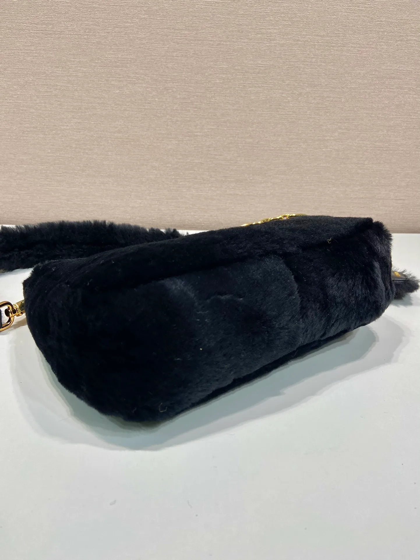 💰1520🎉Hobo fur bag🎉1Bc204 new goat hair🎉🎉 This Hobo fur bag is made of imported goats and is equipped with a detachable fur shoulder strap and chain. It adds a touch of sexiness under the armpit bag and is also equipped with a detachable long shoulder strap. Babies who like sportsexy can carry it cross-body and continue to create a concave shape easily. It is highly functional. What I love most is that there is a small pendant hanging on the shoulder strap. So beautiful🎉🎉 A must-have in winter, I love it for babies. Get it now. Length 23x Height 17x Bottom 8cm🎉🎉🎉