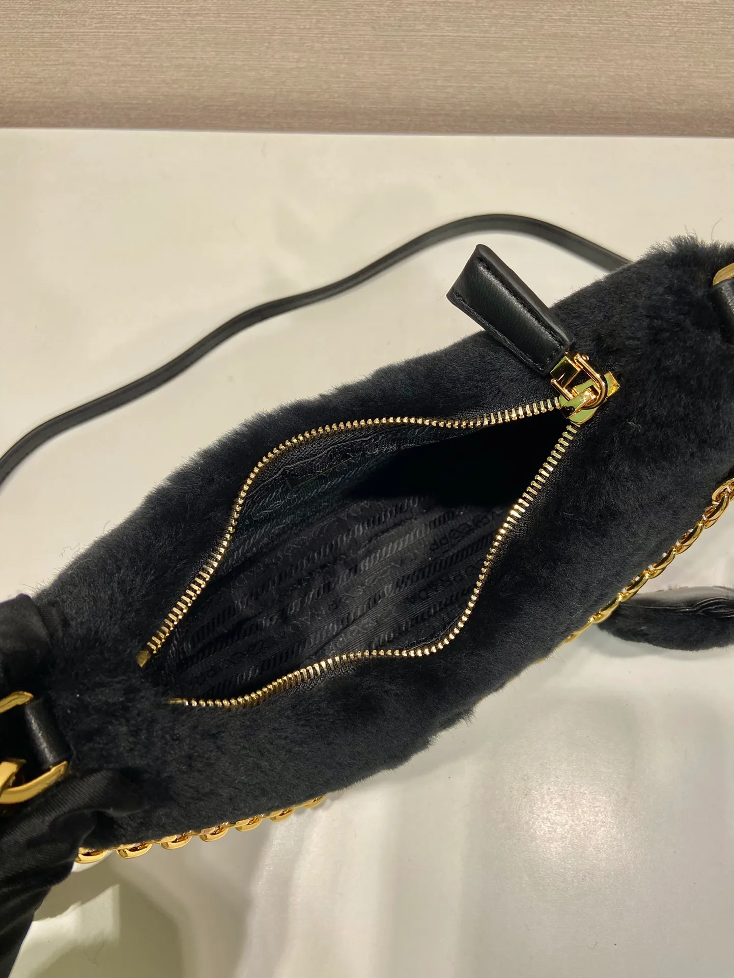 💰1520🎉Hobo fur bag🎉1Bc204 new goat hair🎉🎉 This Hobo fur bag is made of imported goats and is equipped with a detachable fur shoulder strap and chain. It adds a touch of sexiness under the armpit bag and is also equipped with a detachable long shoulder strap. Babies who like sportsexy can carry it cross-body and continue to create a concave shape easily. It is highly functional. What I love most is that there is a small pendant hanging on the shoulder strap. So beautiful🎉🎉 A must-have in winter, I love it for babies. Get it now. Length 23x Height 17x Bottom 8cm🎉🎉🎉
