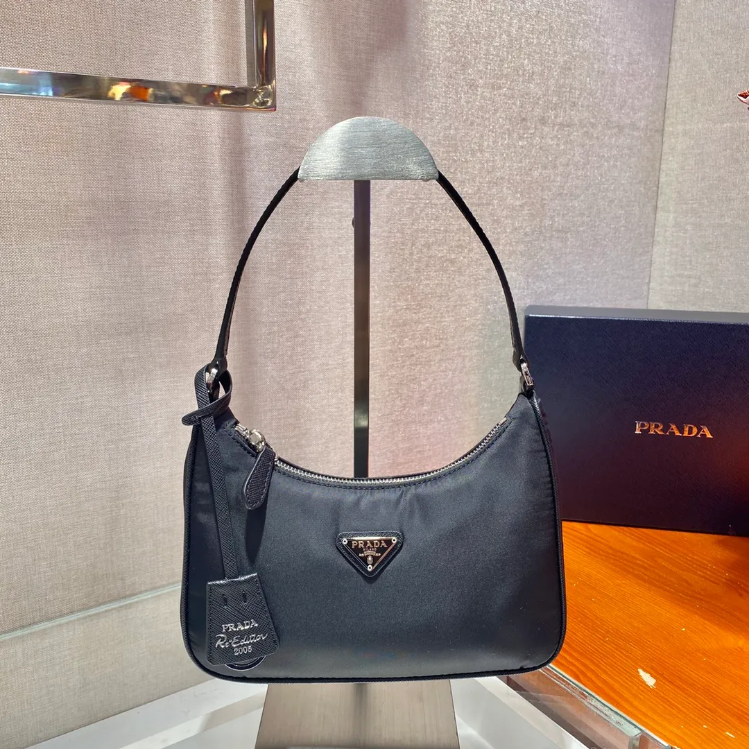 💰700🔥Leather shoulder strap Hobo bag🔥Original quality👍New 1NE204 moon-shaped second-hand bag, made of imported original parachute fabric, cross-grain cowhide handle, light The Hobo armpit bag is both convenient and practical. It is super simple and attractive👍👍. It is a small/lightweight/fitable/easy to wear/fashionable armpit bag. It can also be carried by hand and is super easy to use😍😍. It is currently the most popular bag among celebrities, aren’t you excited? 😜😜 Ladies, hurry up, length 22X height 12 people x base 6cm