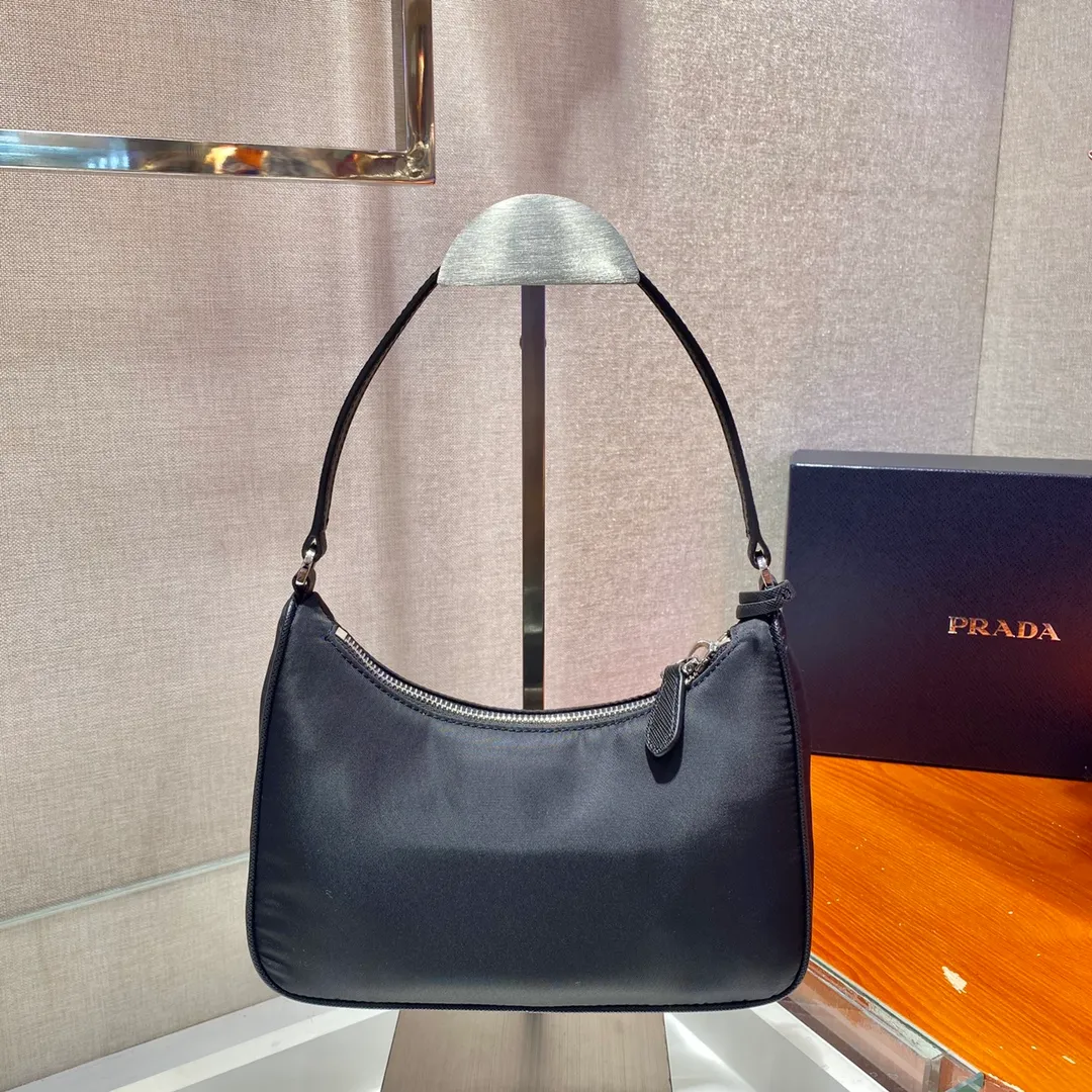 💰700🔥Leather shoulder strap Hobo bag🔥Original quality👍New 1NE204 moon-shaped second-hand bag, made of imported original parachute fabric, cross-grain cowhide handle, light The Hobo armpit bag is both convenient and practical. It is super simple and attractive👍👍. It is a small/lightweight/fitable/easy to wear/fashionable armpit bag. It can also be carried by hand and is super easy to use😍😍. It is currently the most popular bag among celebrities, aren’t you excited? 😜😜 Ladies, hurry up, length 22X height 12 people x base 6cm