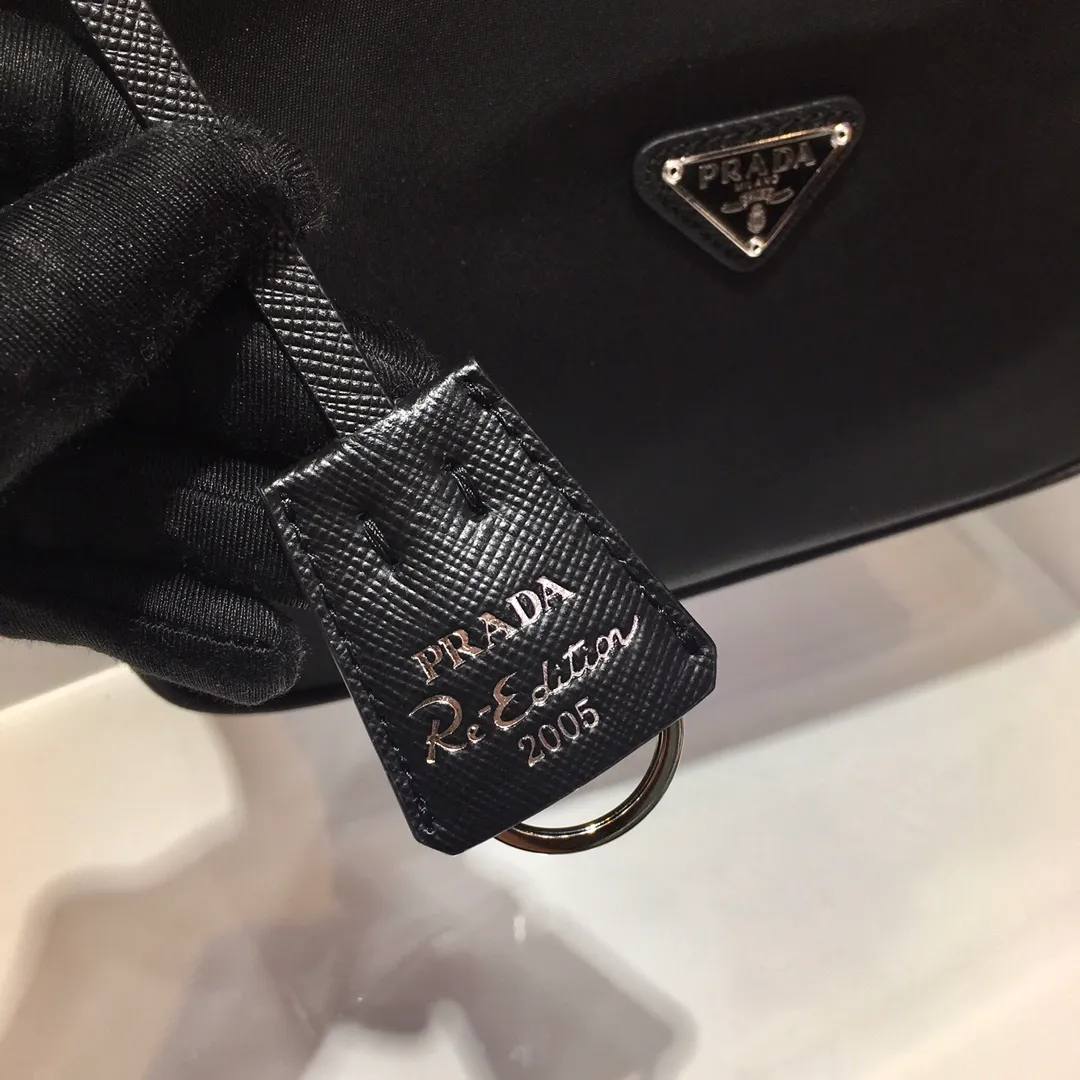 💰700🔥Leather shoulder strap Hobo bag🔥Original quality👍New 1NE204 moon-shaped second-hand bag, made of imported original parachute fabric, cross-grain cowhide handle, light The Hobo armpit bag is both convenient and practical. It is super simple and attractive👍👍. It is a small/lightweight/fitable/easy to wear/fashionable armpit bag. It can also be carried by hand and is super easy to use😍😍. It is currently the most popular bag among celebrities, aren’t you excited? 😜😜 Ladies, hurry up, length 22X height 12 people x base 6cm
