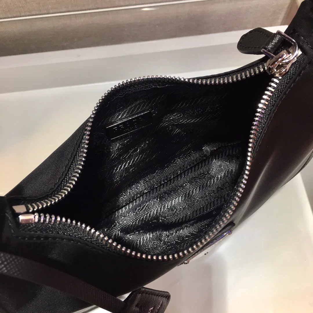 💰700🔥Leather shoulder strap Hobo bag🔥Original quality👍New 1NE204 moon-shaped second-hand bag, made of imported original parachute fabric, cross-grain cowhide handle, light The Hobo armpit bag is both convenient and practical. It is super simple and attractive👍👍. It is a small/lightweight/fitable/easy to wear/fashionable armpit bag. It can also be carried by hand and is super easy to use😍😍. It is currently the most popular bag among celebrities, aren’t you excited? 😜😜 Ladies, hurry up, length 22X height 12 people x base 6cm
