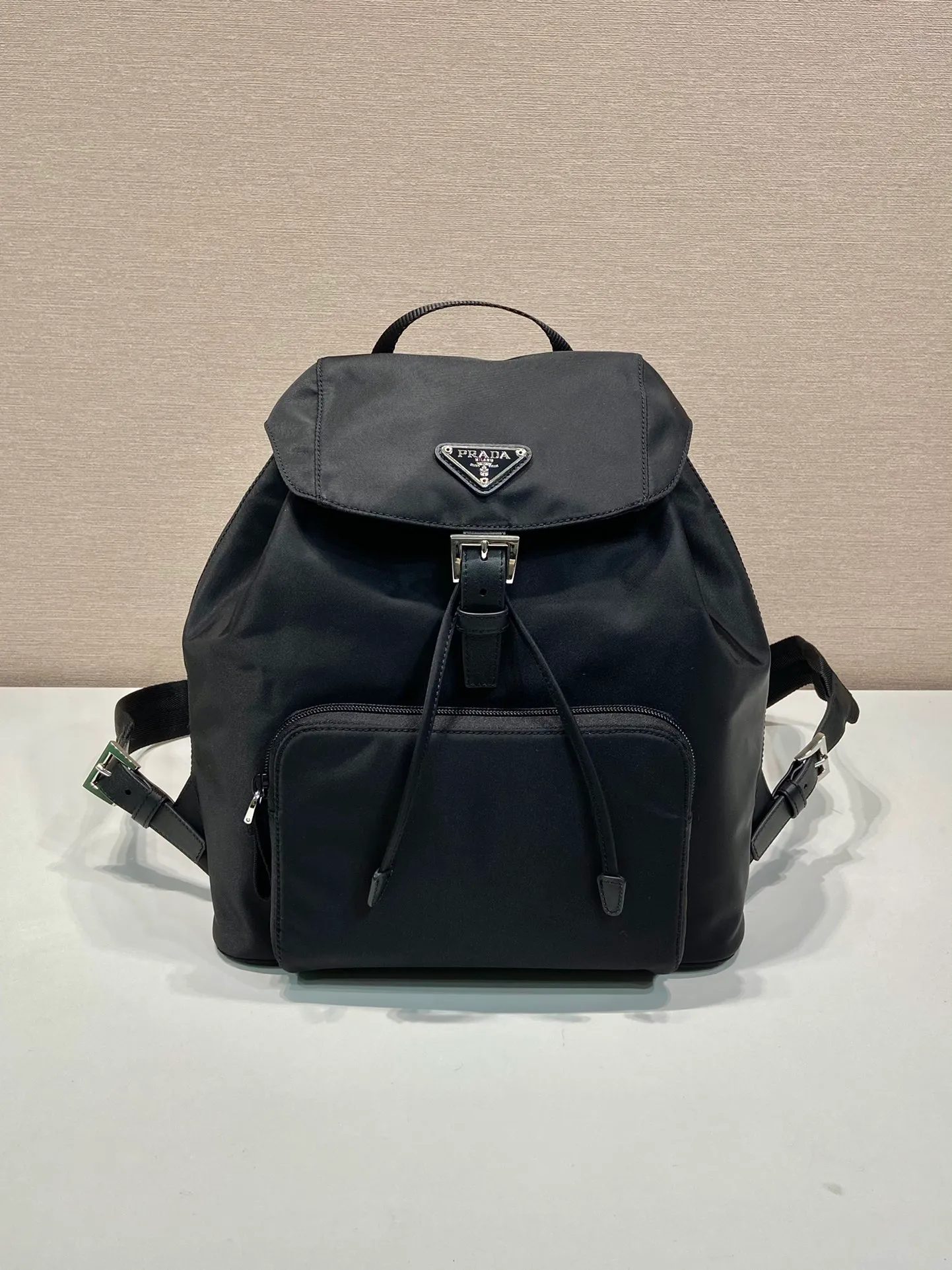 💰1120🎉Second-hand backpack🎉1BZ832 new model🎉🎉 This one is made of imported nylon fabric/calfskin, with zippered pockets on the front. The upper body effect is very beautiful, lightweight and practical. Easy to space. Babies, hurry up and get it, it’s another hit that will never go out of style. Length 27x Height 29x Bottom 13.5cm