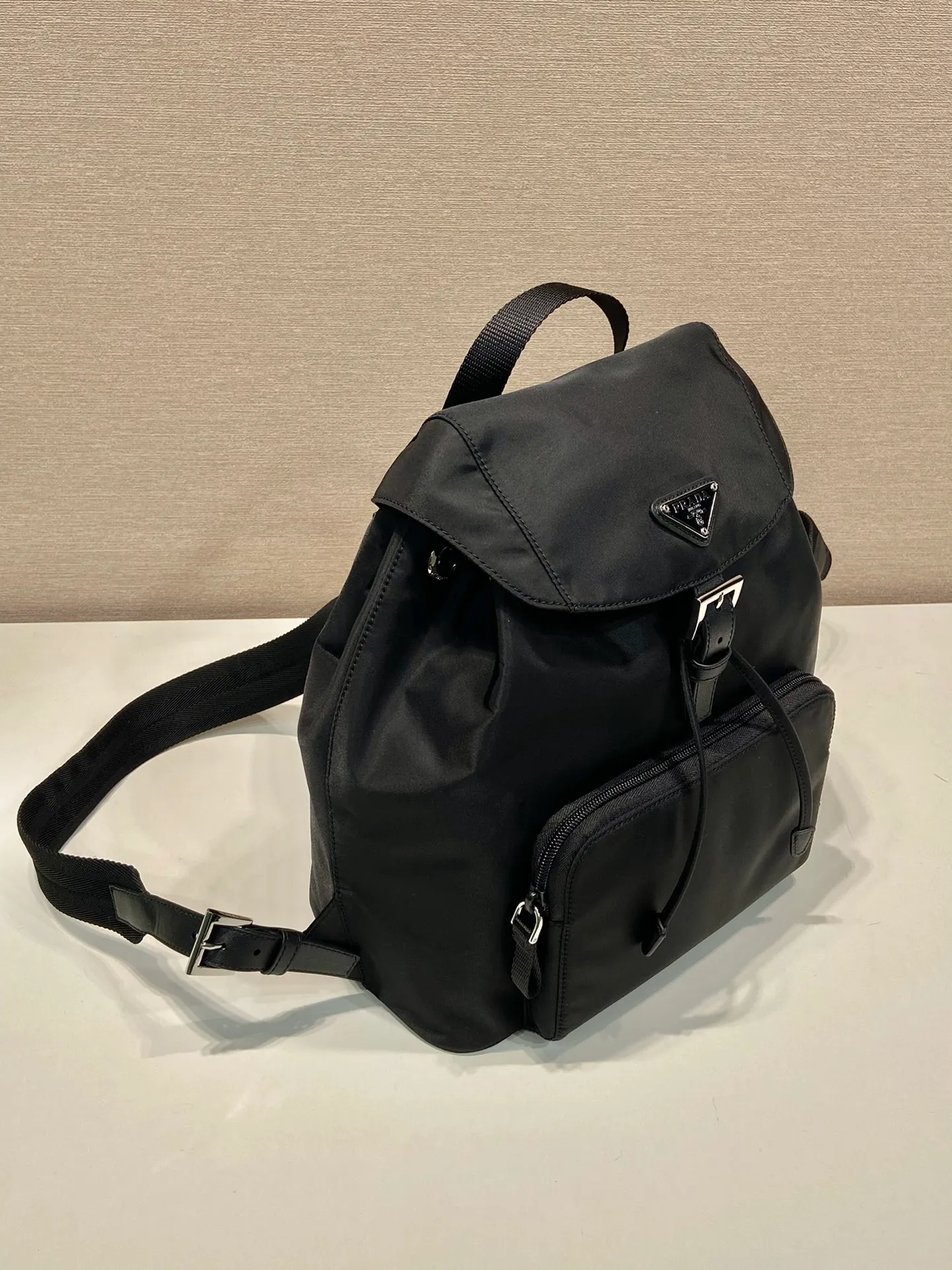 💰1120🎉Second-hand backpack🎉1BZ832 new model🎉🎉 This one is made of imported nylon fabric/calfskin, with zippered pockets on the front. The upper body effect is very beautiful, lightweight and practical. Easy to space. Babies, hurry up and get it, it’s another hit that will never go out of style. Length 27x Height 29x Bottom 13.5cm