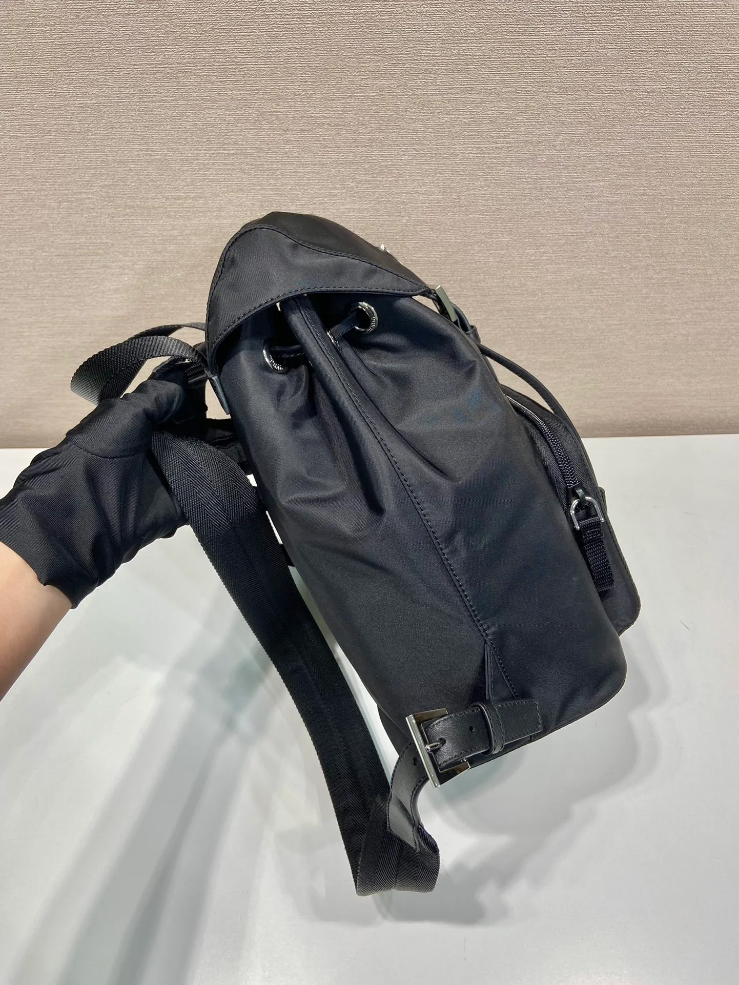 💰1120🎉Second-hand backpack🎉1BZ832 new model🎉🎉 This one is made of imported nylon fabric/calfskin, with zippered pockets on the front. The upper body effect is very beautiful, lightweight and practical. Easy to space. Babies, hurry up and get it, it’s another hit that will never go out of style. Length 27x Height 29x Bottom 13.5cm