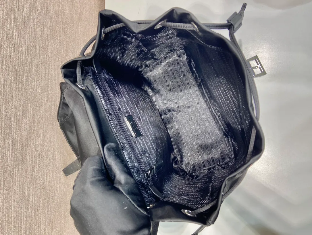 💰1120🎉Second-hand backpack🎉1BZ832 new model🎉🎉 This one is made of imported nylon fabric/calfskin, with zippered pockets on the front. The upper body effect is very beautiful, lightweight and practical. Easy to space. Babies, hurry up and get it, it’s another hit that will never go out of style. Length 27x Height 29x Bottom 13.5cm