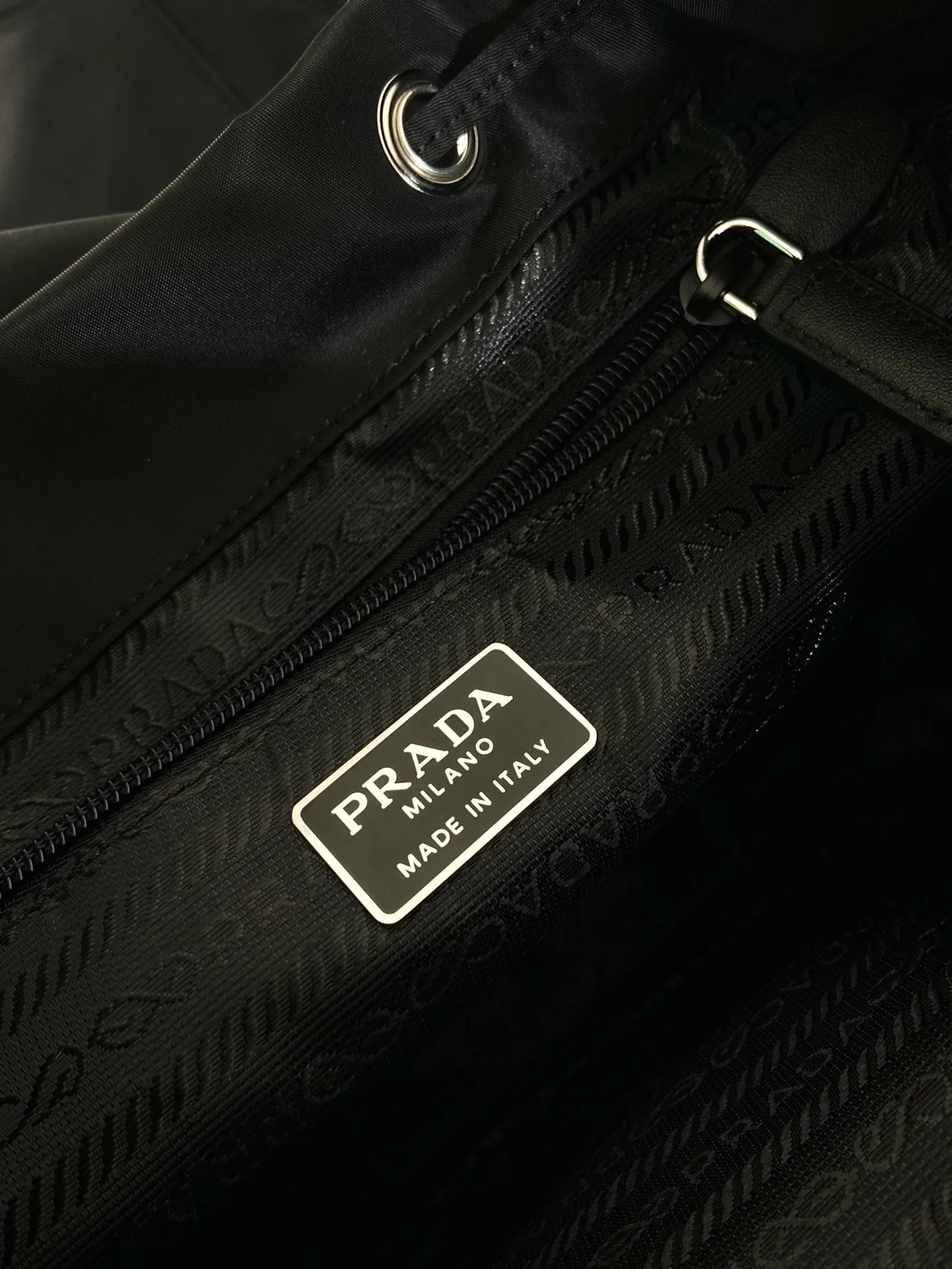 💰1120🎉Second-hand backpack🎉1BZ832 new model🎉🎉 This one is made of imported nylon fabric/calfskin, with zippered pockets on the front. The upper body effect is very beautiful, lightweight and practical. Easy to space. Babies, hurry up and get it, it’s another hit that will never go out of style. Length 27x Height 29x Bottom 13.5cm