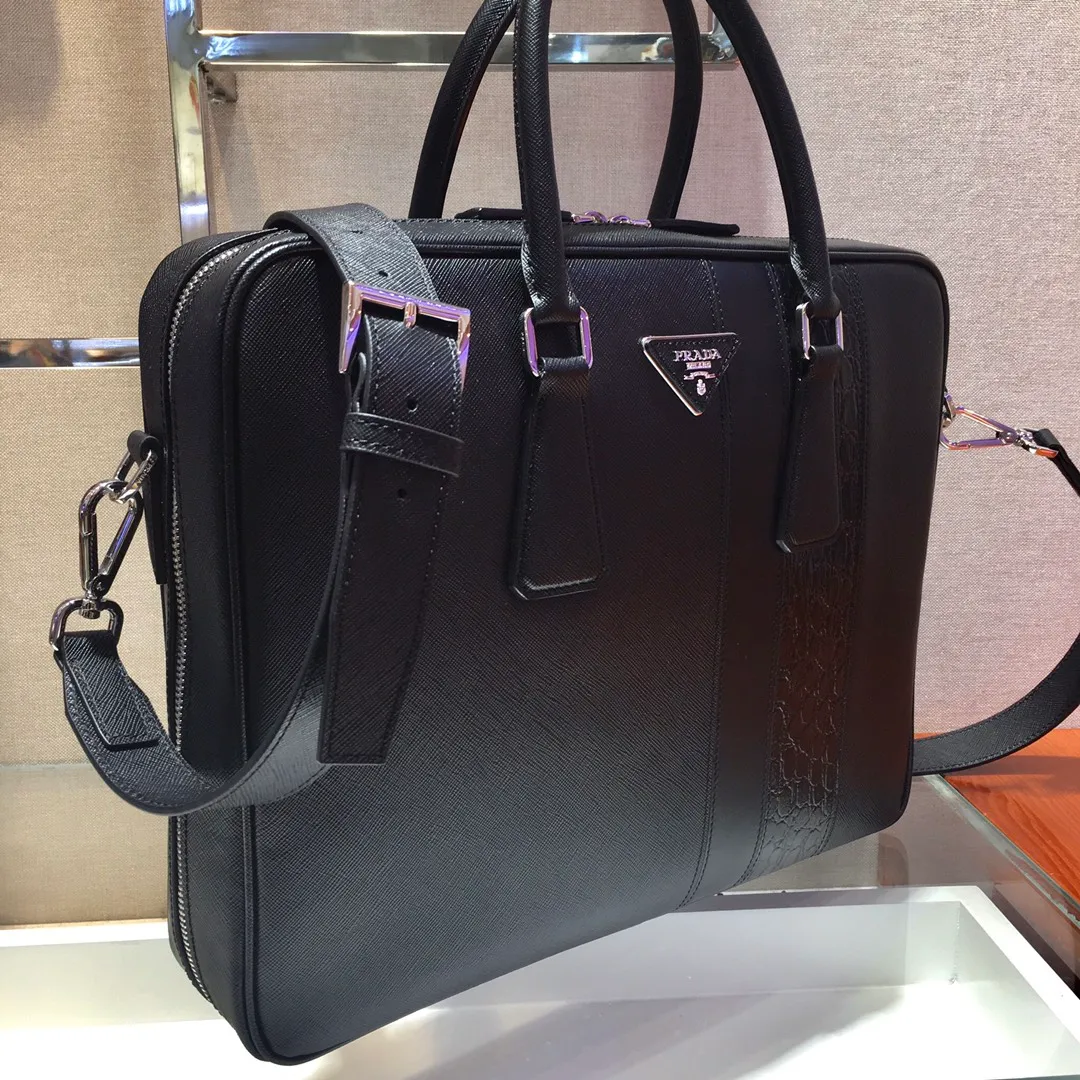 💰2160🎉Exclusive debut🎉2VE011D👍👍Made of imported Saffiano leather material, crocodile leather trim, polished stainless steel finish metal accessories, detachable and adjustable leather shoulder Strap, double handles, wrap-around zipper, internal layout for business use: two mobile phone pockets, one zipper pocket and one sliding pocket, this exquisite style😘😘is quite functional👍crocodile leather trim embellishes the bag body and outlines the silhouette. Looks very fashionable and grand👍👍 Length 36x Height 28x Bottom 6.5cm👏👏👏💰💰💰