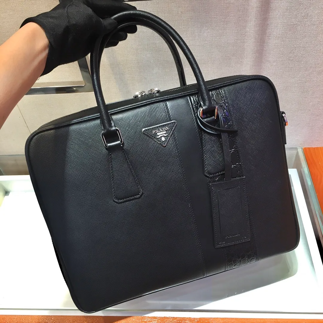 💰2160🎉Exclusive debut🎉2VE011D👍👍Made of imported Saffiano leather material, crocodile leather trim, polished stainless steel finish metal accessories, detachable and adjustable leather shoulder Strap, double handles, wrap-around zipper, internal layout for business use: two mobile phone pockets, one zipper pocket and one sliding pocket, this exquisite style😘😘is quite functional👍crocodile leather trim embellishes the bag body and outlines the silhouette. Looks very fashionable and grand👍👍 Length 36x Height 28x Bottom 6.5cm👏👏👏💰💰💰