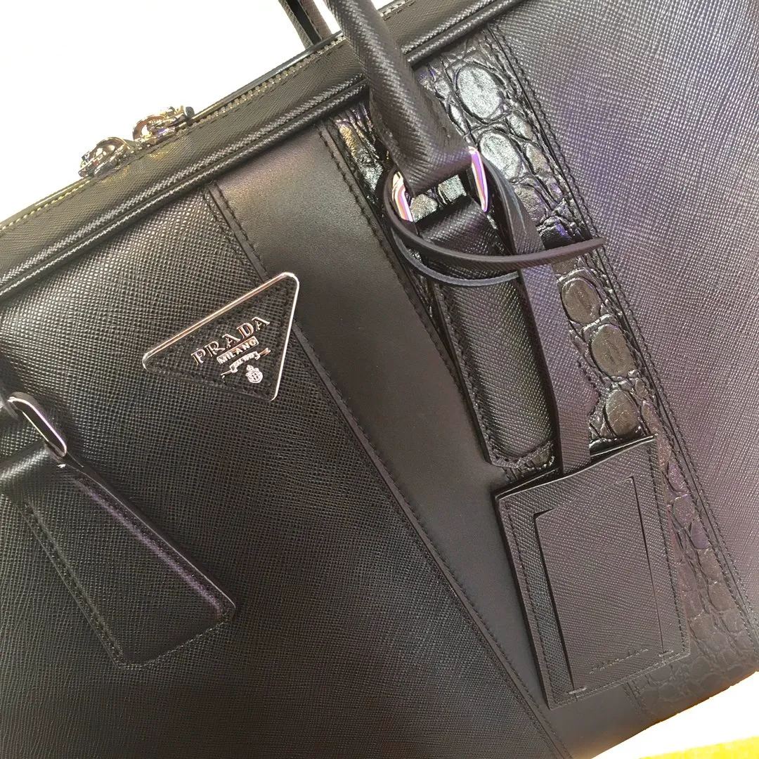 💰2160🎉Exclusive debut🎉2VE011D👍👍Made of imported Saffiano leather material, crocodile leather trim, polished stainless steel finish metal accessories, detachable and adjustable leather shoulder Strap, double handles, wrap-around zipper, internal layout for business use: two mobile phone pockets, one zipper pocket and one sliding pocket, this exquisite style😘😘is quite functional👍crocodile leather trim embellishes the bag body and outlines the silhouette. Looks very fashionable and grand👍👍 Length 36x Height 28x Bottom 6.5cm👏👏👏💰💰💰