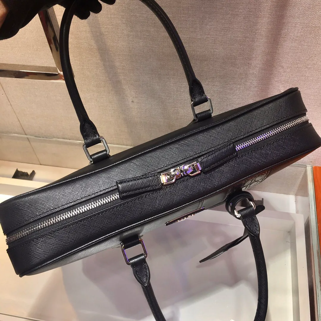 💰2160🎉Exclusive debut🎉2VE011D👍👍Made of imported Saffiano leather material, crocodile leather trim, polished stainless steel finish metal accessories, detachable and adjustable leather shoulder Strap, double handles, wrap-around zipper, internal layout for business use: two mobile phone pockets, one zipper pocket and one sliding pocket, this exquisite style😘😘is quite functional👍crocodile leather trim embellishes the bag body and outlines the silhouette. Looks very fashionable and grand👍👍 Length 36x Height 28x Bottom 6.5cm👏👏👏💰💰💰