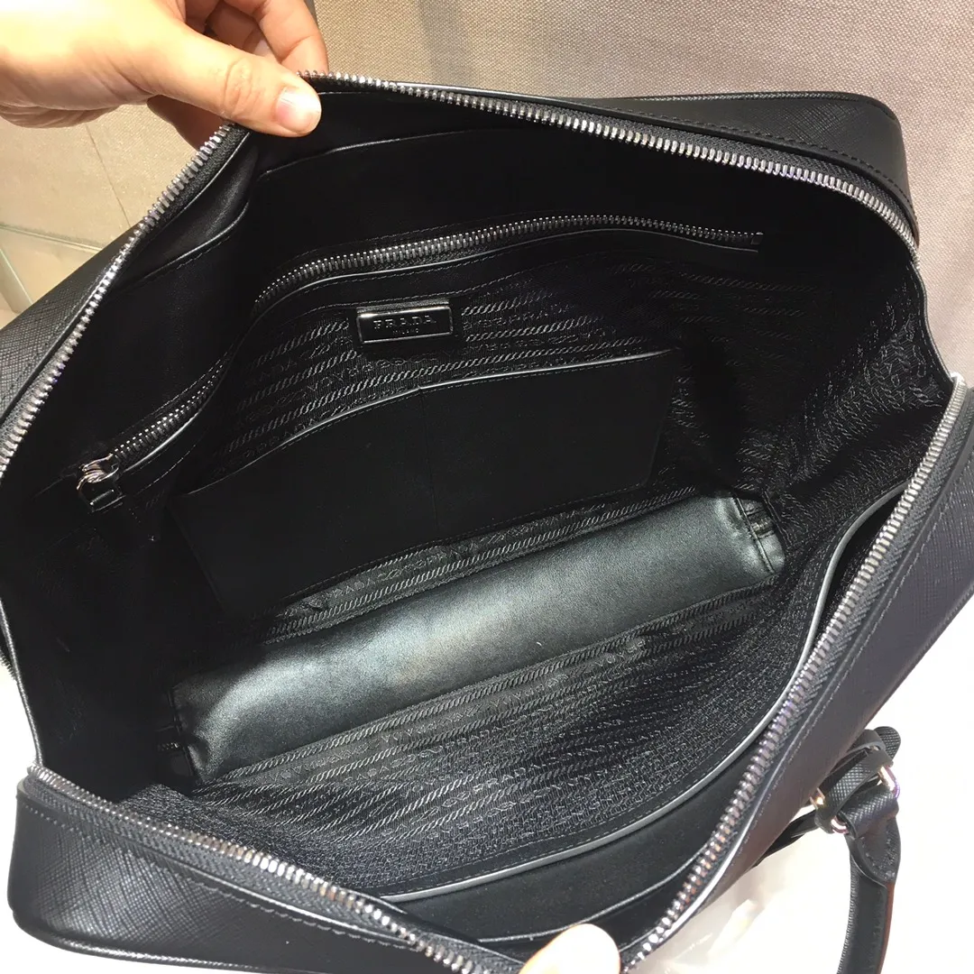 💰2160🎉Exclusive debut🎉2VE011D👍👍Made of imported Saffiano leather material, crocodile leather trim, polished stainless steel finish metal accessories, detachable and adjustable leather shoulder Strap, double handles, wrap-around zipper, internal layout for business use: two mobile phone pockets, one zipper pocket and one sliding pocket, this exquisite style😘😘is quite functional👍crocodile leather trim embellishes the bag body and outlines the silhouette. Looks very fashionable and grand👍👍 Length 36x Height 28x Bottom 6.5cm👏👏👏💰💰💰