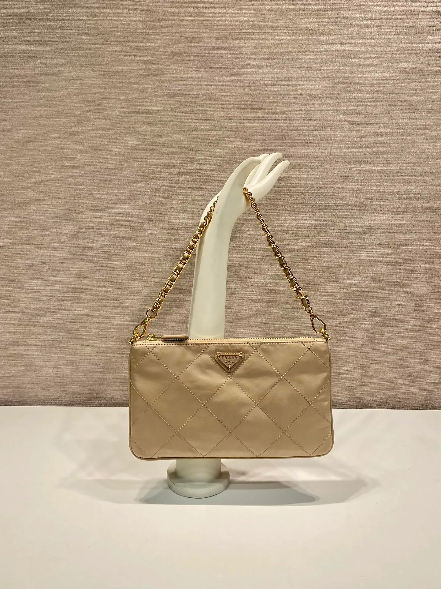 💰760🎉Embroidered Check Hobo🎉1Nl054 Underarm Bag🎉🎉 This underarm bag is made of regenerated nylon (Re-Nylon), which reflects a simple and elegant design. It is equipped with chain handles, decorated with same-color sewing grid lines, and enameled triangular metal logo. The upper body effect must be light and practical🎉🎉 Length 24.5x Height 14cm🎉🎉🎉👏👏👏