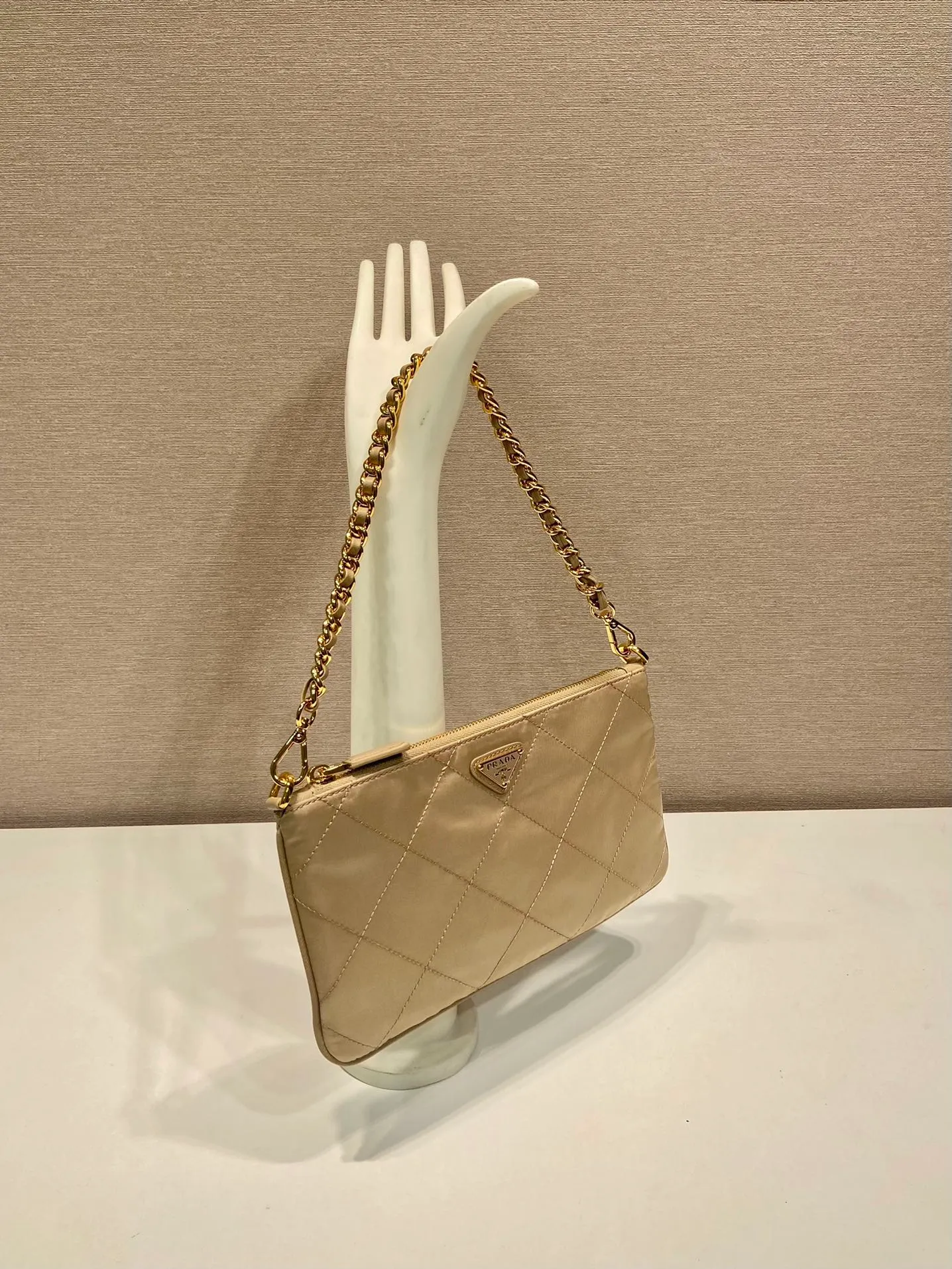 💰760🎉Embroidered Check Hobo🎉1Nl054 Underarm Bag🎉🎉 This underarm bag is made of regenerated nylon (Re-Nylon), which reflects a simple and elegant design. It is equipped with chain handles, decorated with same-color sewing grid lines, and enameled triangular metal logo. The upper body effect must be light and practical🎉🎉 Length 24.5x Height 14cm🎉🎉🎉👏👏👏