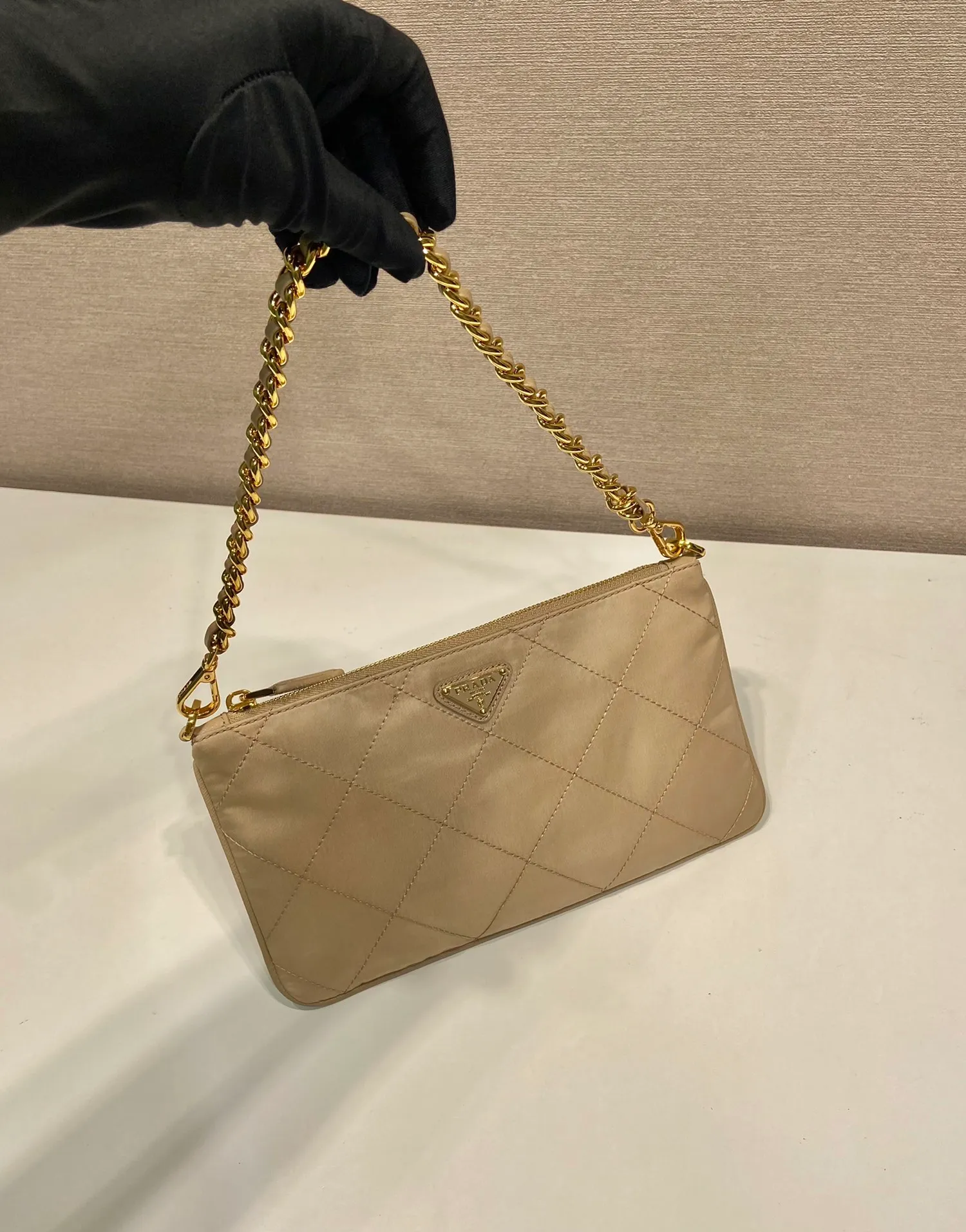 💰760🎉Embroidered Check Hobo🎉1Nl054 Underarm Bag🎉🎉 This underarm bag is made of regenerated nylon (Re-Nylon), which reflects a simple and elegant design. It is equipped with chain handles, decorated with same-color sewing grid lines, and enameled triangular metal logo. The upper body effect must be light and practical🎉🎉 Length 24.5x Height 14cm🎉🎉🎉👏👏👏