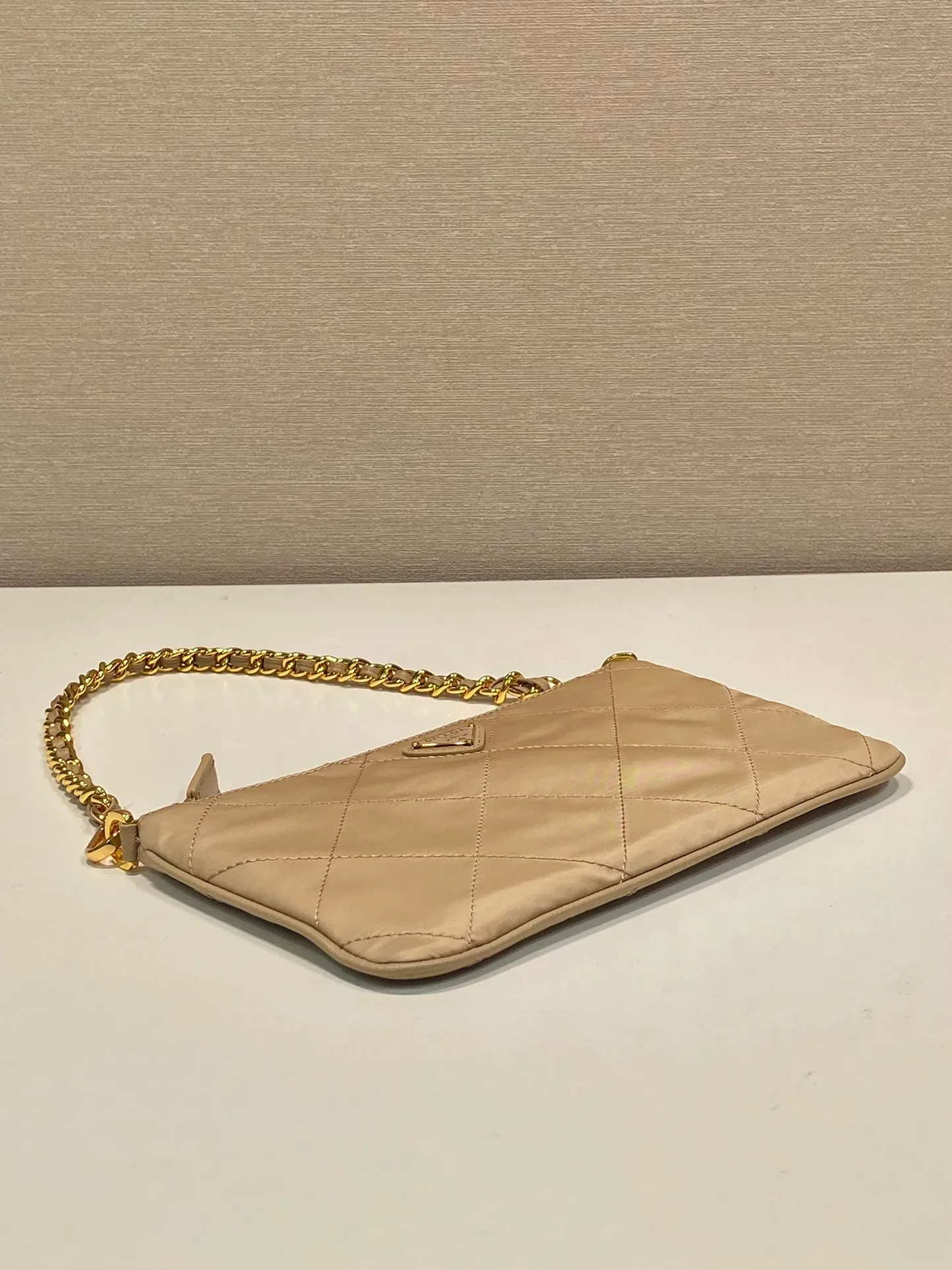 💰760🎉Embroidered Check Hobo🎉1Nl054 Underarm Bag🎉🎉 This underarm bag is made of regenerated nylon (Re-Nylon), which reflects a simple and elegant design. It is equipped with chain handles, decorated with same-color sewing grid lines, and enameled triangular metal logo. The upper body effect must be light and practical🎉🎉 Length 24.5x Height 14cm🎉🎉🎉👏👏👏