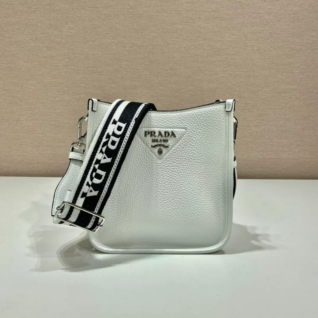 💰1600👏New double shoulder strap bag👏1BH191/tote bag This leather mini shoulder bag has a simple design. A metallic triangle logo on the front adds signature tone. Equipped with detachable logo-printed webbing and leather shoulder straps, it can be exchanged at any time for different outfits and occasions😘😘to highlight its modern style. High fashion is the main fashion for daily matching. Hurry up and get it, it’s so beautiful👏👏 Length 19x height 20x bottom 6cm