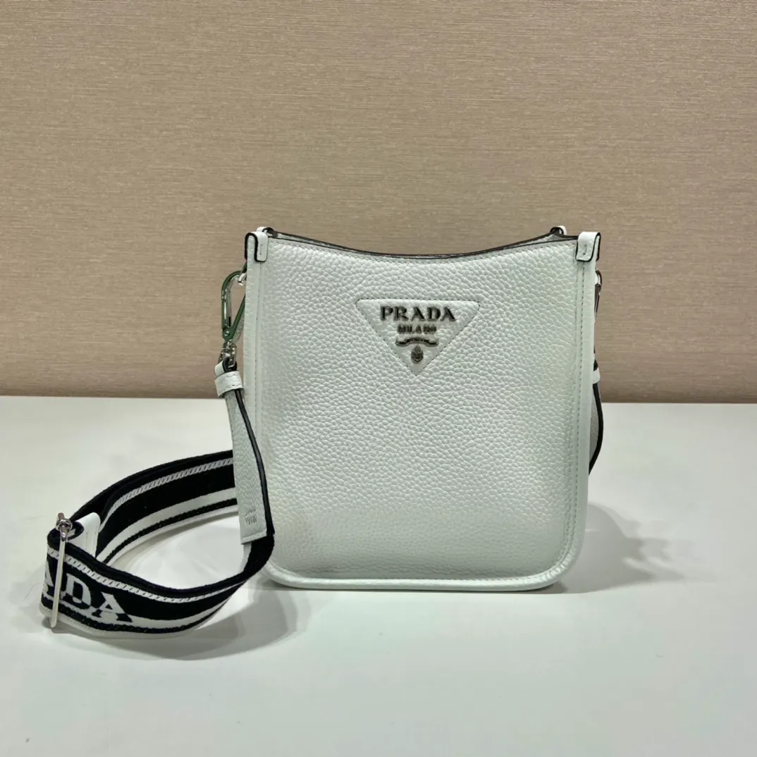 💰1600👏New double shoulder strap bag👏1BH191/tote bag This leather mini shoulder bag has a simple design. A metallic triangle logo on the front adds signature tone. Equipped with detachable logo-printed webbing and leather shoulder straps, it can be exchanged at any time for different outfits and occasions😘😘to highlight its modern style. High fashion is the main fashion for daily matching. Hurry up and get it, it’s so beautiful👏👏 Length 19x height 20x bottom 6cm