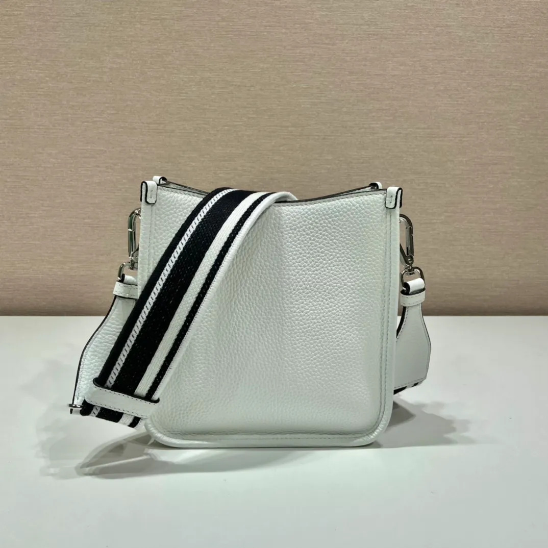 💰1600👏New double shoulder strap bag👏1BH191/tote bag This leather mini shoulder bag has a simple design. A metallic triangle logo on the front adds signature tone. Equipped with detachable logo-printed webbing and leather shoulder straps, it can be exchanged at any time for different outfits and occasions😘😘to highlight its modern style. High fashion is the main fashion for daily matching. Hurry up and get it, it’s so beautiful👏👏 Length 19x height 20x bottom 6cm