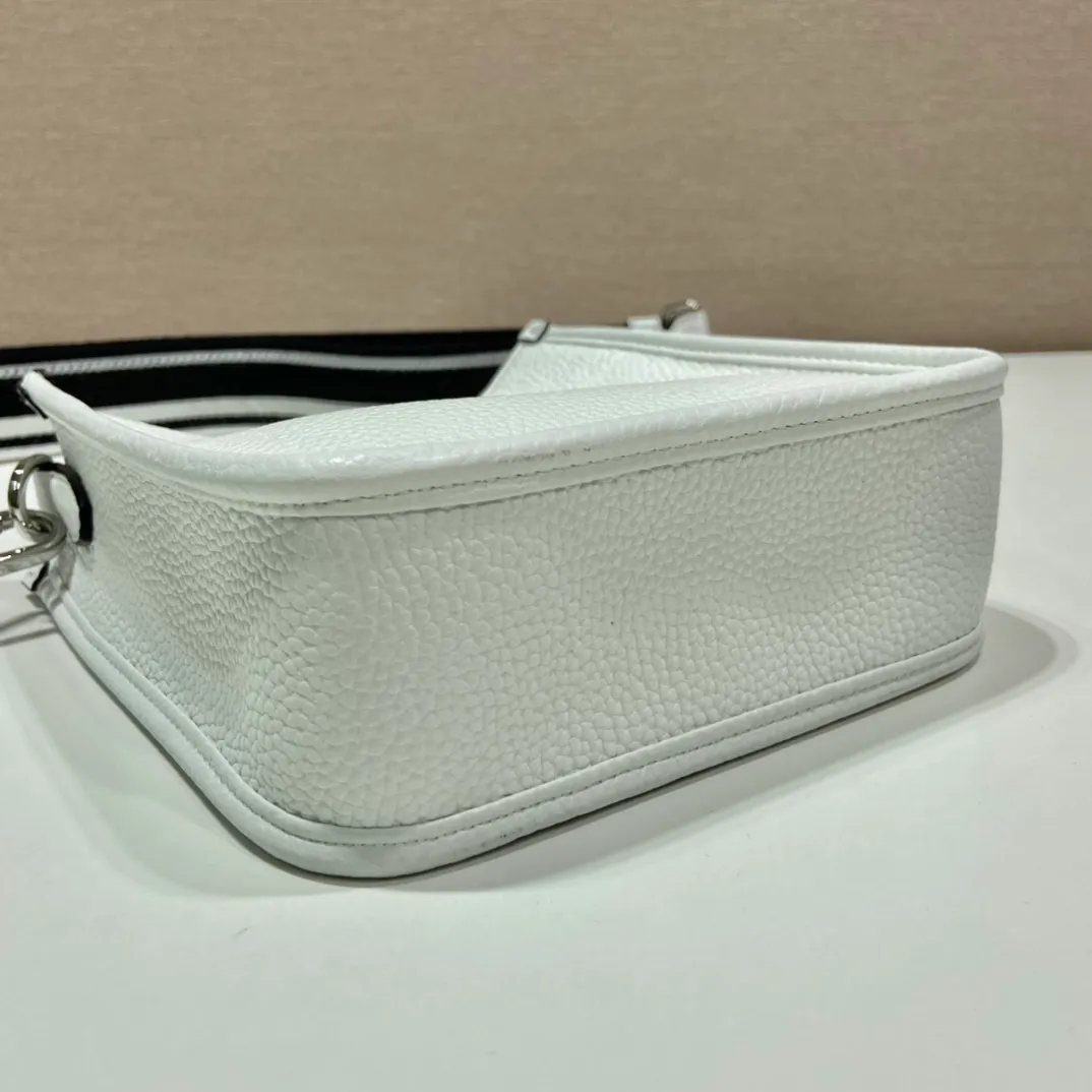 💰1600👏New double shoulder strap bag👏1BH191/tote bag This leather mini shoulder bag has a simple design. A metallic triangle logo on the front adds signature tone. Equipped with detachable logo-printed webbing and leather shoulder straps, it can be exchanged at any time for different outfits and occasions😘😘to highlight its modern style. High fashion is the main fashion for daily matching. Hurry up and get it, it’s so beautiful👏👏 Length 19x height 20x bottom 6cm