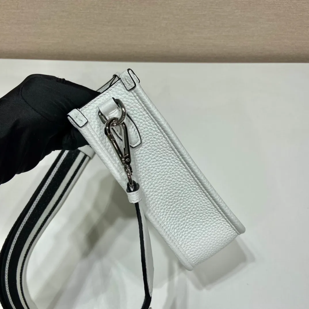 💰1600👏New double shoulder strap bag👏1BH191/tote bag This leather mini shoulder bag has a simple design. A metallic triangle logo on the front adds signature tone. Equipped with detachable logo-printed webbing and leather shoulder straps, it can be exchanged at any time for different outfits and occasions😘😘to highlight its modern style. High fashion is the main fashion for daily matching. Hurry up and get it, it’s so beautiful👏👏 Length 19x height 20x bottom 6cm