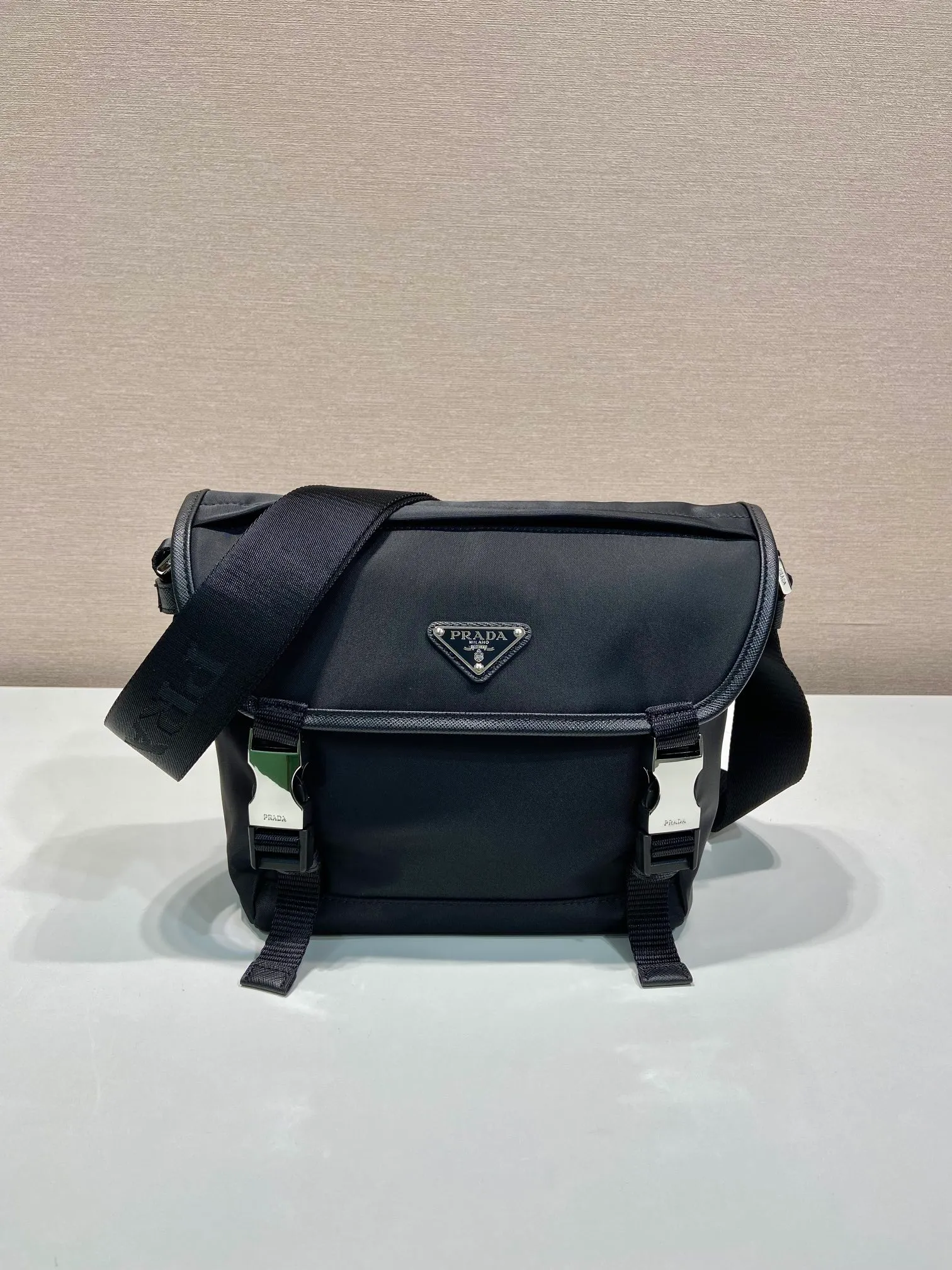 💰1120🎉New messenger bag🎉🎉2VD066 small🎉🎉 This messenger bag is designed with Re-Nylon recycled nylon fabric, with flap and snap closure, three external zipper pockets, internal zipper pocket and patch pocket. It has a large capacity and is a hit that will never go out of style. Handsome guys, come in quickly🎉🎉 Length 20 height 19 bottom 10cm🎉🎉🎉🍊🍊🍊