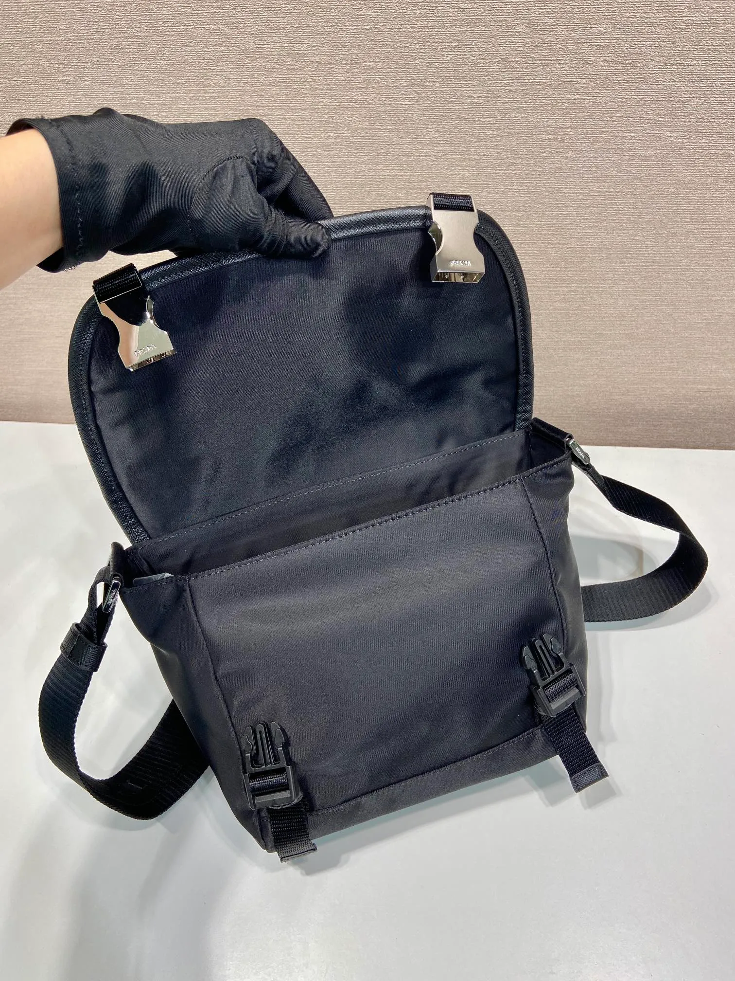 💰1120🎉New messenger bag🎉🎉2VD066 small🎉🎉 This messenger bag is designed with Re-Nylon recycled nylon fabric, with flap and snap closure, three external zipper pockets, internal zipper pocket and patch pocket. It has a large capacity and is a hit that will never go out of style. Handsome guys, come in quickly🎉🎉 Length 20 height 19 bottom 10cm🎉🎉🎉🍊🍊🍊