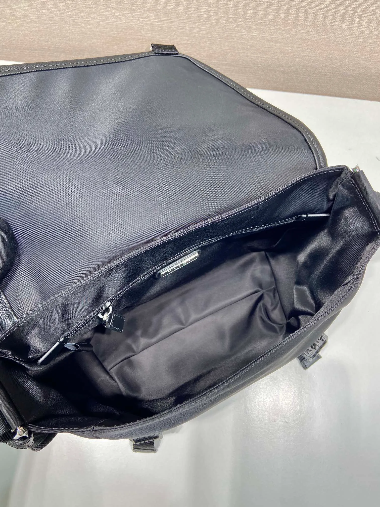 💰1120🎉New messenger bag🎉🎉2VD066 small🎉🎉 This messenger bag is designed with Re-Nylon recycled nylon fabric, with flap and snap closure, three external zipper pockets, internal zipper pocket and patch pocket. It has a large capacity and is a hit that will never go out of style. Handsome guys, come in quickly🎉🎉 Length 20 height 19 bottom 10cm🎉🎉🎉🍊🍊🍊