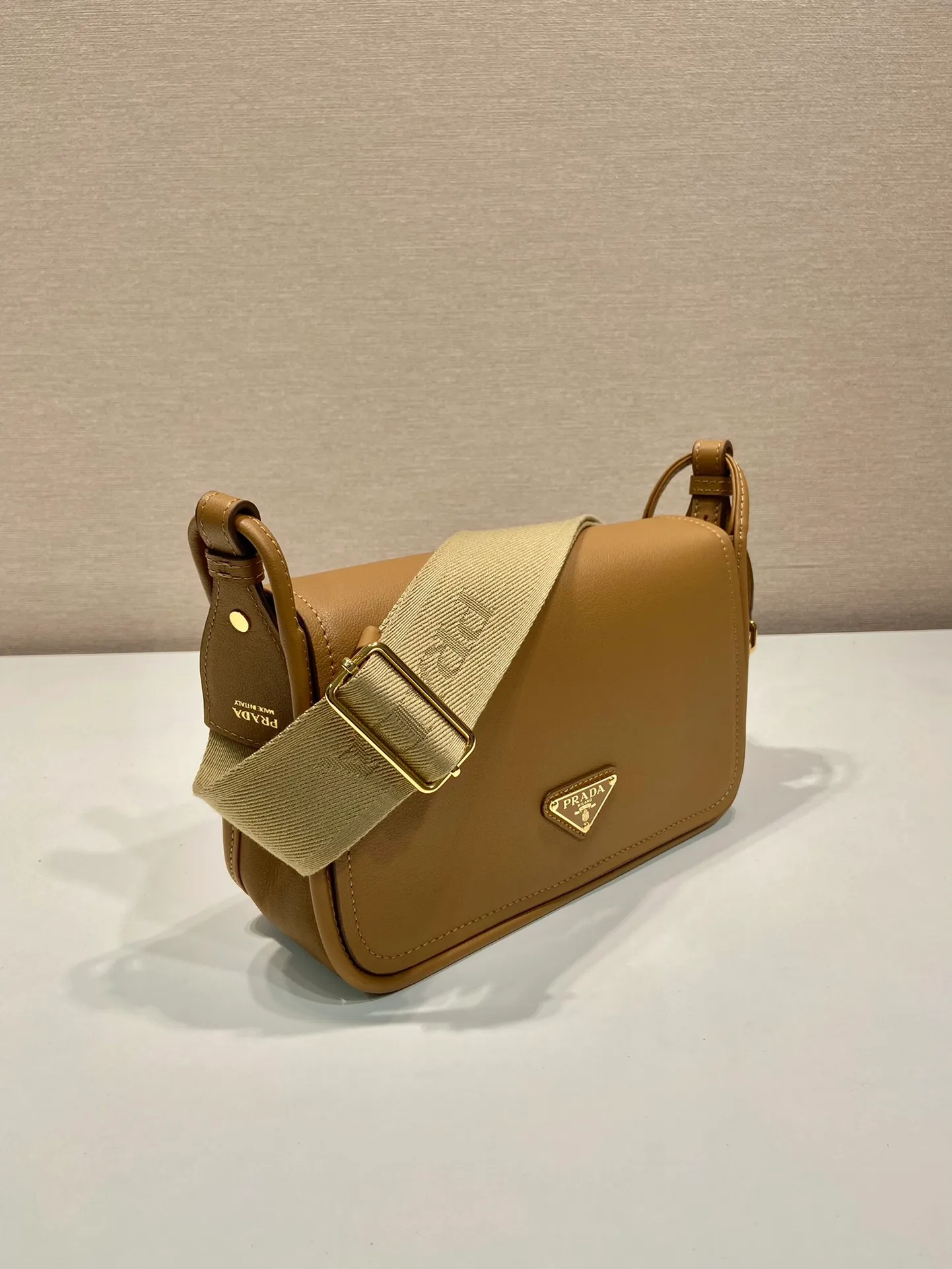 💰1760👏New double shoulder bag👏1BD372🎉 This leather shoulder bag has a simple design, made of imported calfskin, with a metal triangle logo and flip cover design on the front. It is equipped with 2 detachable logo webbing and leather shoulder straps, which can be exchanged at any time for different outfits and occasions😘😘to highlight its modern style. High fashion is the main fashion for daily matching. Hurry up and get it, it’s so beautiful👏👏 Length 23x Height 15x Bottom 8.5cm👏👏👏😘😘😘