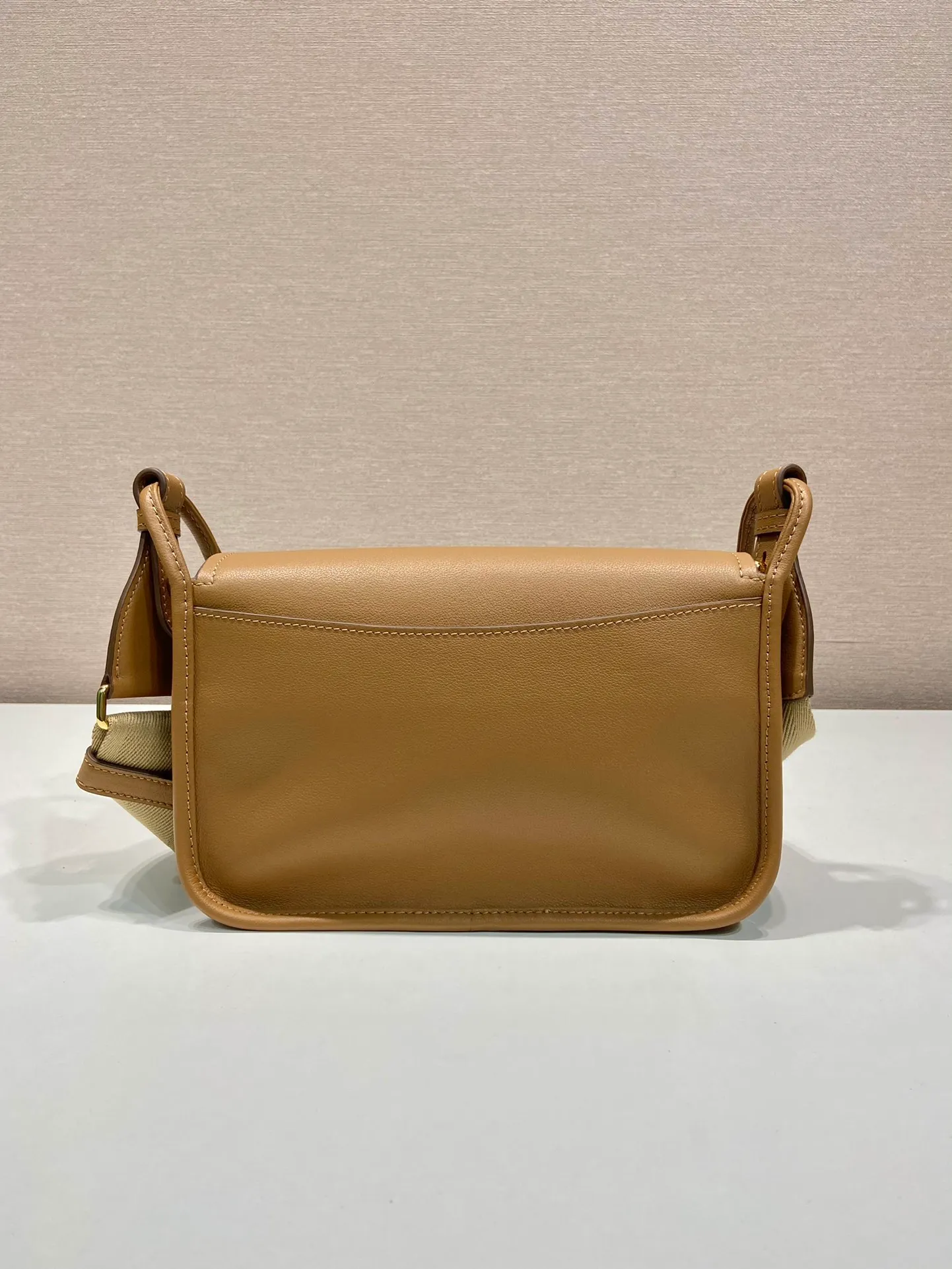 💰1760👏New double shoulder bag👏1BD372🎉 This leather shoulder bag has a simple design, made of imported calfskin, with a metal triangle logo and flip cover design on the front. It is equipped with 2 detachable logo webbing and leather shoulder straps, which can be exchanged at any time for different outfits and occasions😘😘to highlight its modern style. High fashion is the main fashion for daily matching. Hurry up and get it, it’s so beautiful👏👏 Length 23x Height 15x Bottom 8.5cm👏👏👏😘😘😘