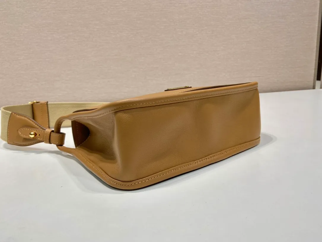 💰1760👏New double shoulder bag👏1BD372🎉 This leather shoulder bag has a simple design, made of imported calfskin, with a metal triangle logo and flip cover design on the front. It is equipped with 2 detachable logo webbing and leather shoulder straps, which can be exchanged at any time for different outfits and occasions😘😘to highlight its modern style. High fashion is the main fashion for daily matching. Hurry up and get it, it’s so beautiful👏👏 Length 23x Height 15x Bottom 8.5cm👏👏👏😘😘😘