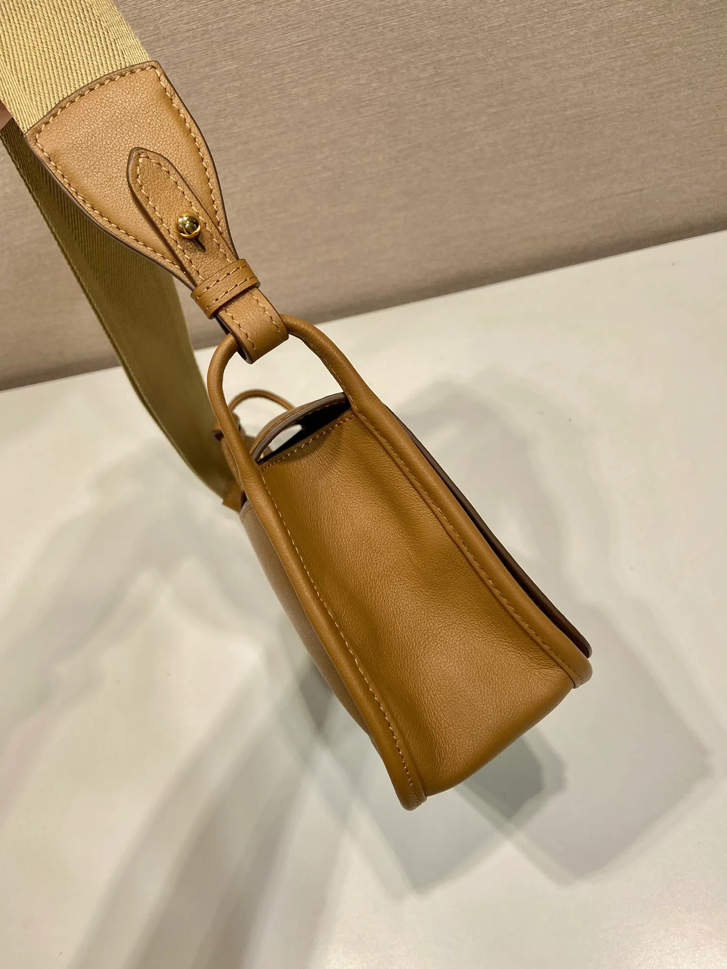 💰1760👏New double shoulder bag👏1BD372🎉 This leather shoulder bag has a simple design, made of imported calfskin, with a metal triangle logo and flip cover design on the front. It is equipped with 2 detachable logo webbing and leather shoulder straps, which can be exchanged at any time for different outfits and occasions😘😘to highlight its modern style. High fashion is the main fashion for daily matching. Hurry up and get it, it’s so beautiful👏👏 Length 23x Height 15x Bottom 8.5cm👏👏👏😘😘😘