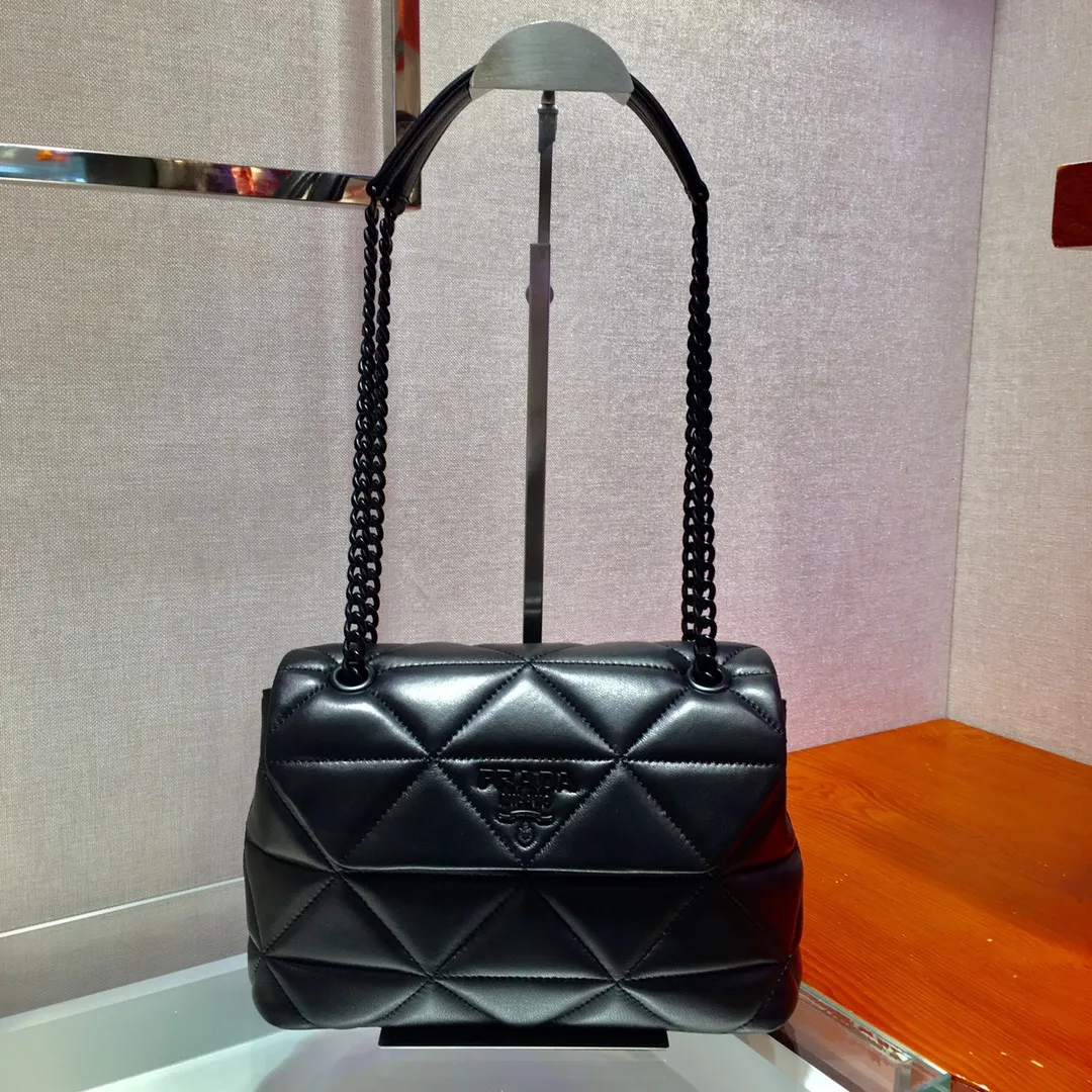 💰1760🎉Exclusive first release🎉1BD232 medium size😘Original item👍Made of imported lambskin, complex hand-embroidered 👍Super soft to the touch😘😘Hardware with same color finish, chain, letter logo. The chain of the same color comes with a leather shoulder strap, which can be worn diagonally or on one shoulder😘😘The three compartment design meets exquisite storage needs, is lightweight and practical, and has a large space capacity. It can be worn with everyday clothes, so beautiful🙊🙊Hurry up, goddesses😘😘Length 25X height 16x bottom 8cm👏👏👏💰💰💰