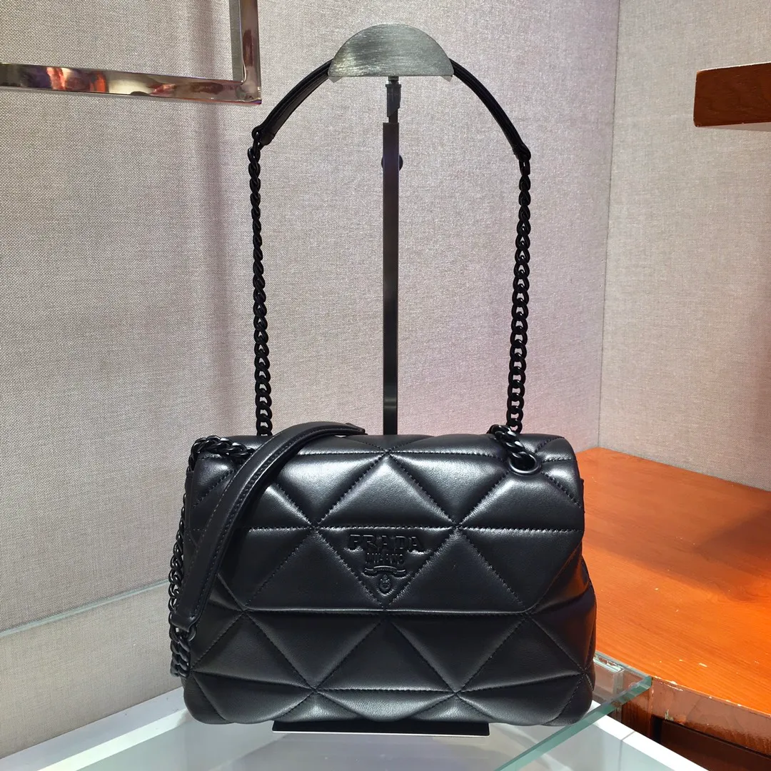 💰1760🎉Exclusive first release🎉1BD232 medium size😘Original item👍Made of imported lambskin, complex hand-embroidered 👍Super soft to the touch😘😘Hardware with same color finish, chain, letter logo. The chain of the same color comes with a leather shoulder strap, which can be worn diagonally or on one shoulder😘😘The three compartment design meets exquisite storage needs, is lightweight and practical, and has a large space capacity. It can be worn with everyday clothes, so beautiful🙊🙊Hurry up, goddesses😘😘Length 25X height 16x bottom 8cm👏👏👏💰💰💰