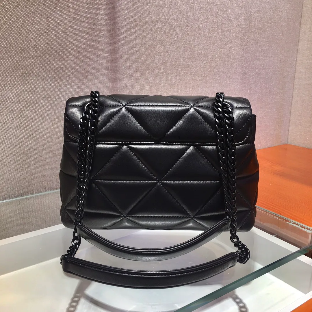 💰1760🎉Exclusive first release🎉1BD232 medium size😘Original item👍Made of imported lambskin, complex hand-embroidered 👍Super soft to the touch😘😘Hardware with same color finish, chain, letter logo. The chain of the same color comes with a leather shoulder strap, which can be worn diagonally or on one shoulder😘😘The three compartment design meets exquisite storage needs, is lightweight and practical, and has a large space capacity. It can be worn with everyday clothes, so beautiful🙊🙊Hurry up, goddesses😘😘Length 25X height 16x bottom 8cm👏👏👏💰💰💰