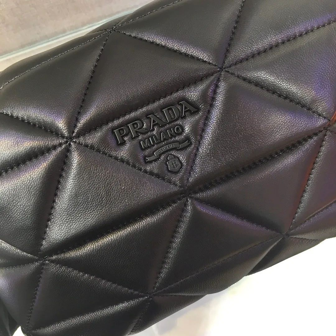💰1760🎉Exclusive first release🎉1BD232 medium size😘Original item👍Made of imported lambskin, complex hand-embroidered 👍Super soft to the touch😘😘Hardware with same color finish, chain, letter logo. The chain of the same color comes with a leather shoulder strap, which can be worn diagonally or on one shoulder😘😘The three compartment design meets exquisite storage needs, is lightweight and practical, and has a large space capacity. It can be worn with everyday clothes, so beautiful🙊🙊Hurry up, goddesses😘😘Length 25X height 16x bottom 8cm👏👏👏💰💰💰
